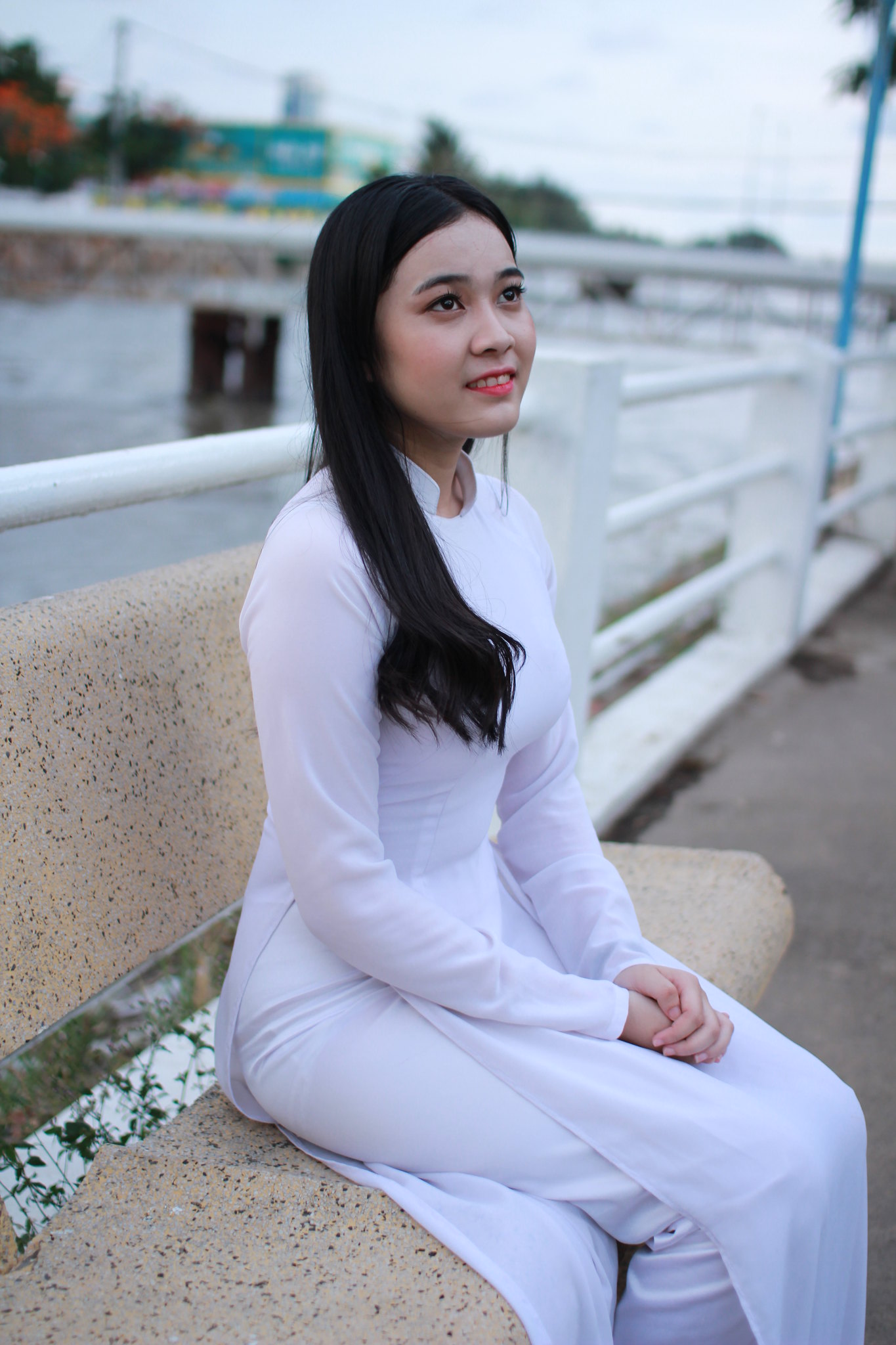Áo dài trắng khoảnh khắc ghế đá thanh thoát [XGGLCZ]