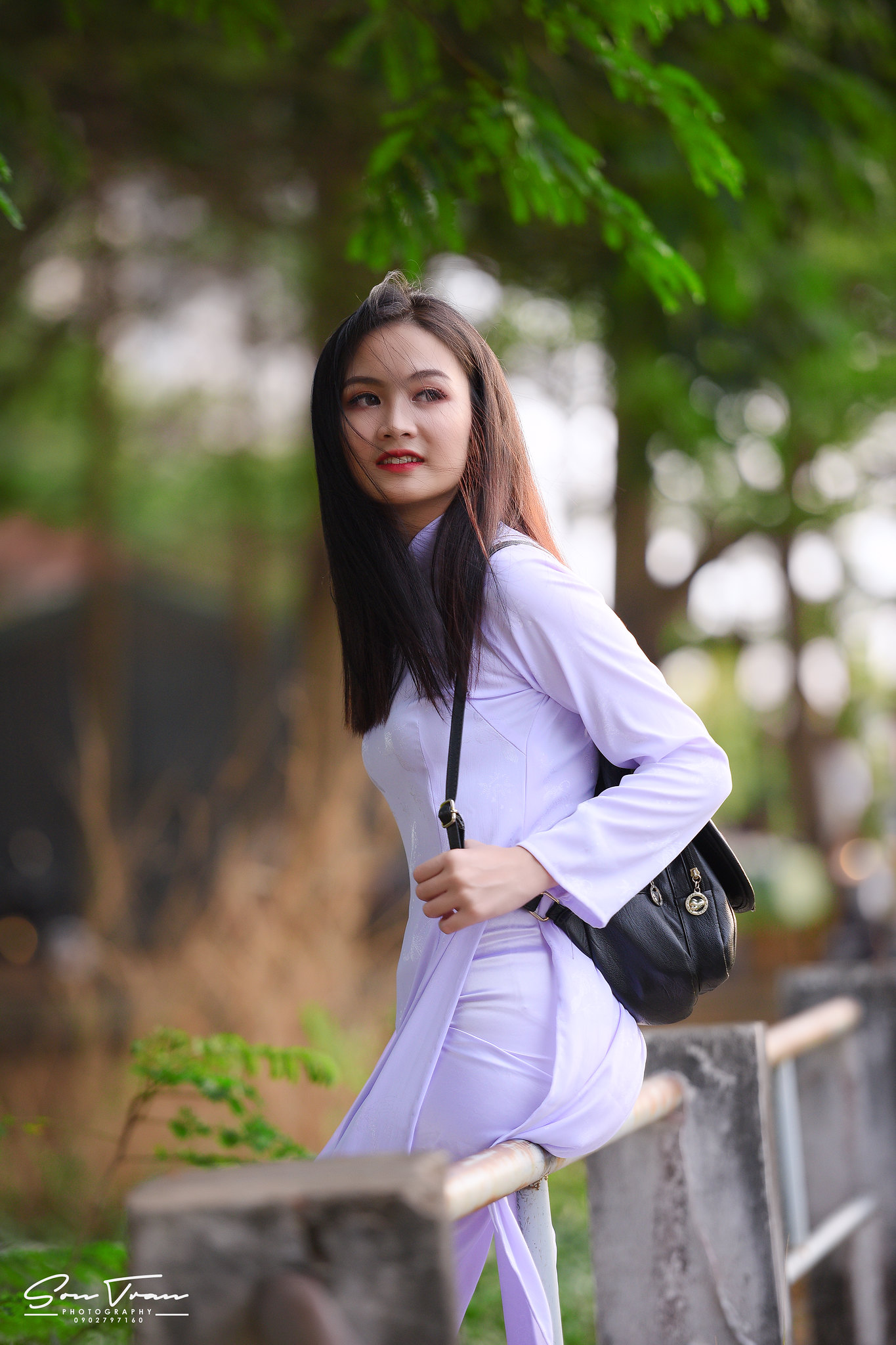Hình ảnh áo dài trắng e ấp cặp táp [PYJUI7]