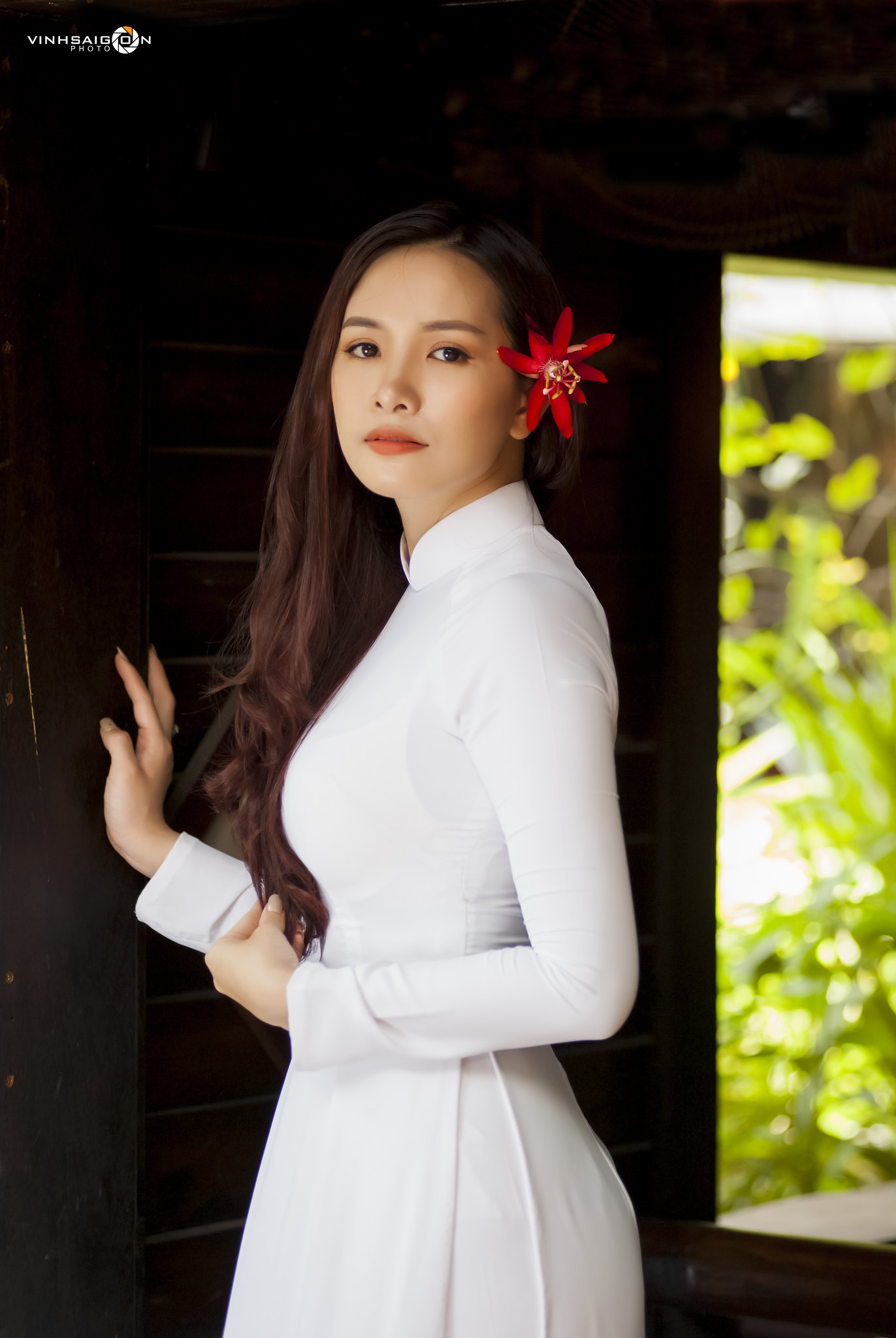 Girl xinh áo dài trắng duyên dáng hoa [XKUYRT]