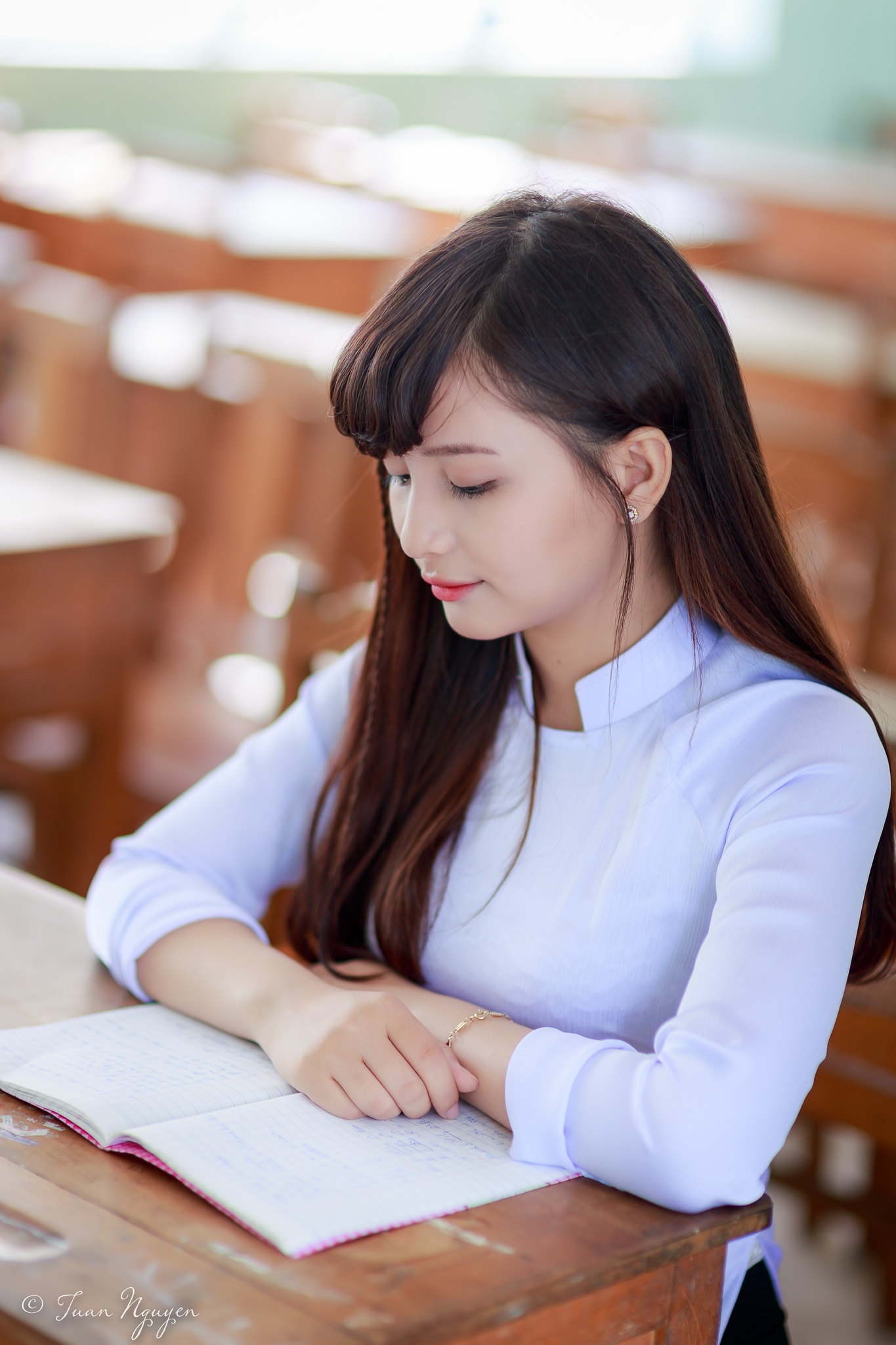 Cách tân áo dài trắng thanh lịch lớp học [VJNGFV]