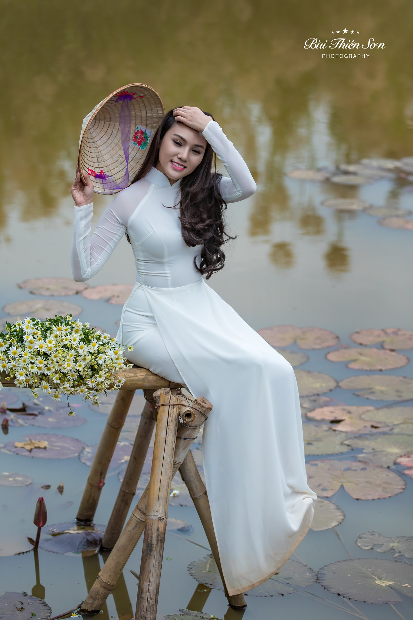 Áo dài trắng tinh tế nón lá [KVWHZK]