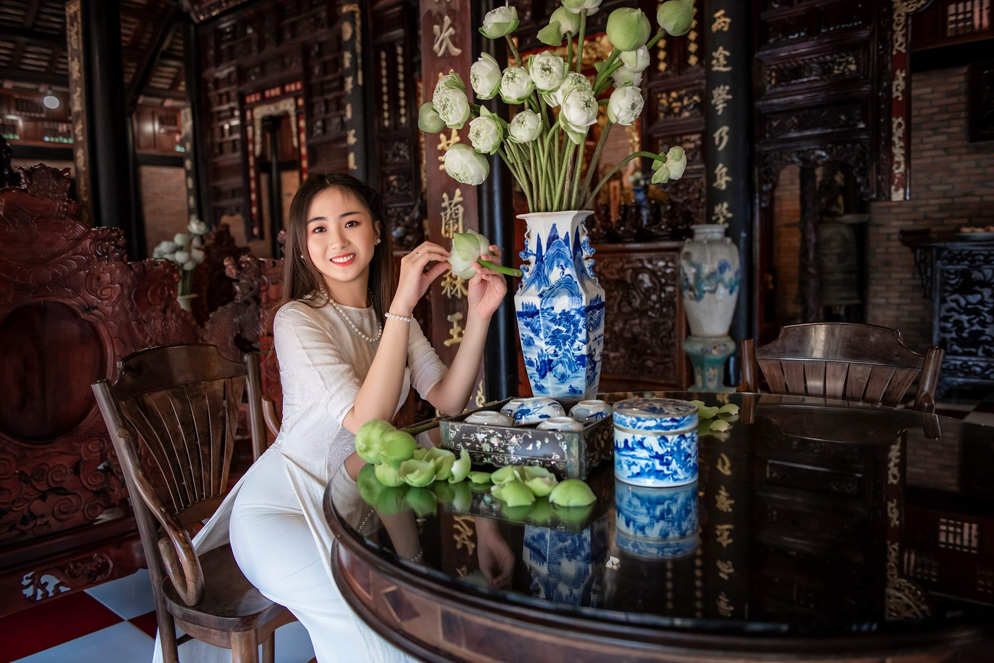 Thanh thoát áo dài trắng tinh khôi [X0UCOA]