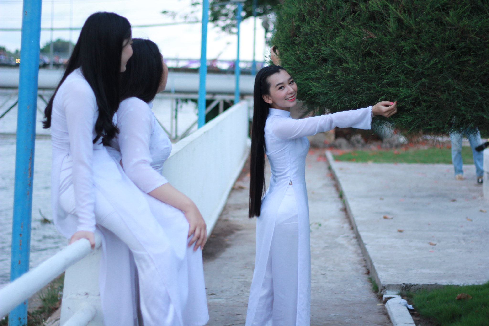 Áo dài trắng bộ ảnh chị chị em em truyền thống [AL7PVR]