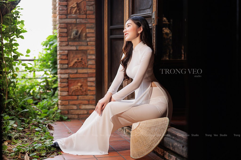 Áo dài trắng trong veo studio cổ điển [Z1HI8I]