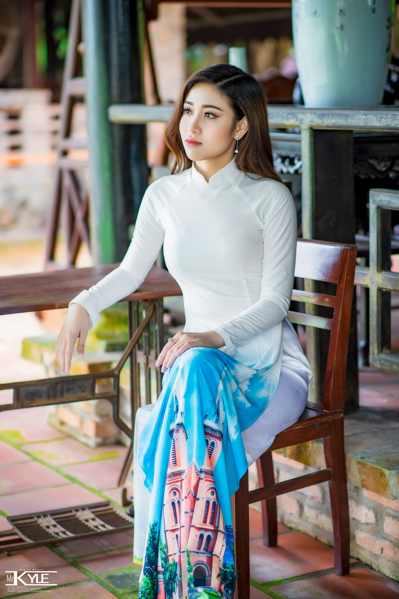Áo dài trắng ảnh nền thanh tao [M0R77J]