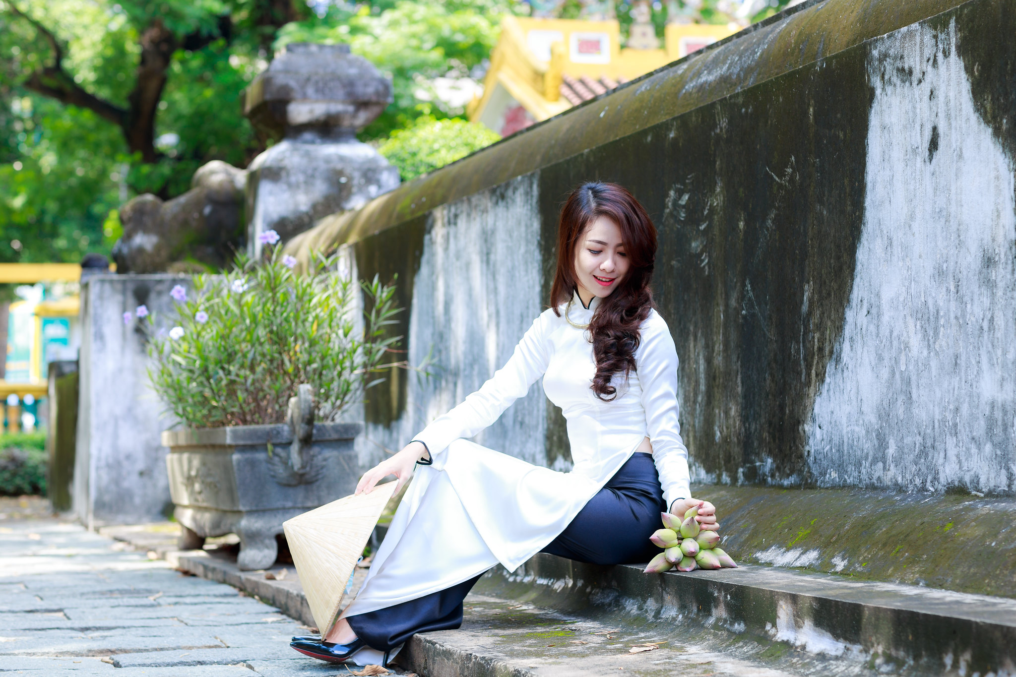 Áo dài trắng cổ điển lễ chùa [RWXA7O]