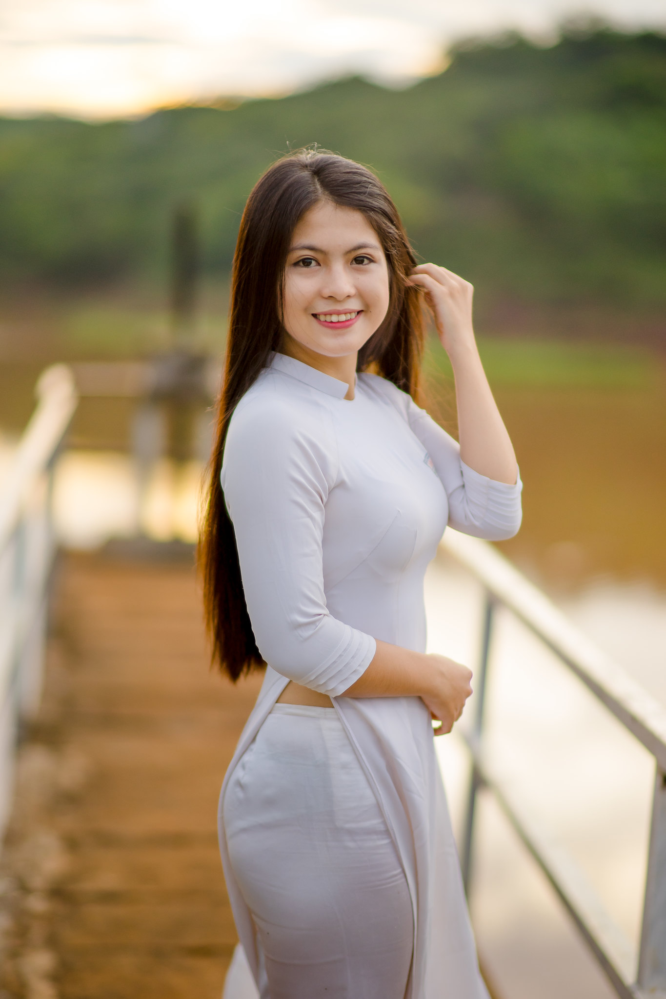 Áo dài trắng ảnh bên hồ sang trọng [RNKXNT]