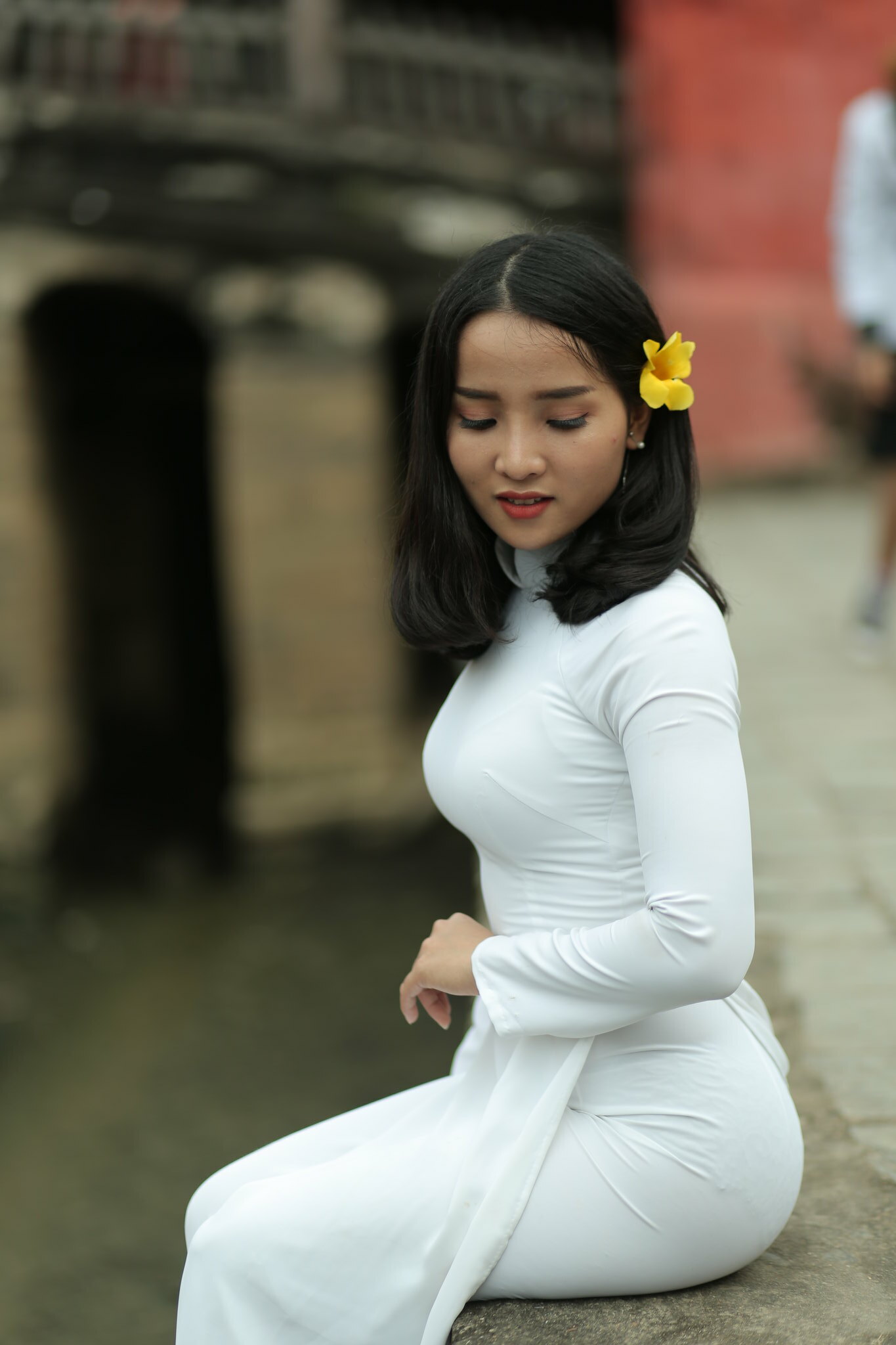 Ấn tượng áo dài trắng ngồi dáng điệu đà [042QHW]