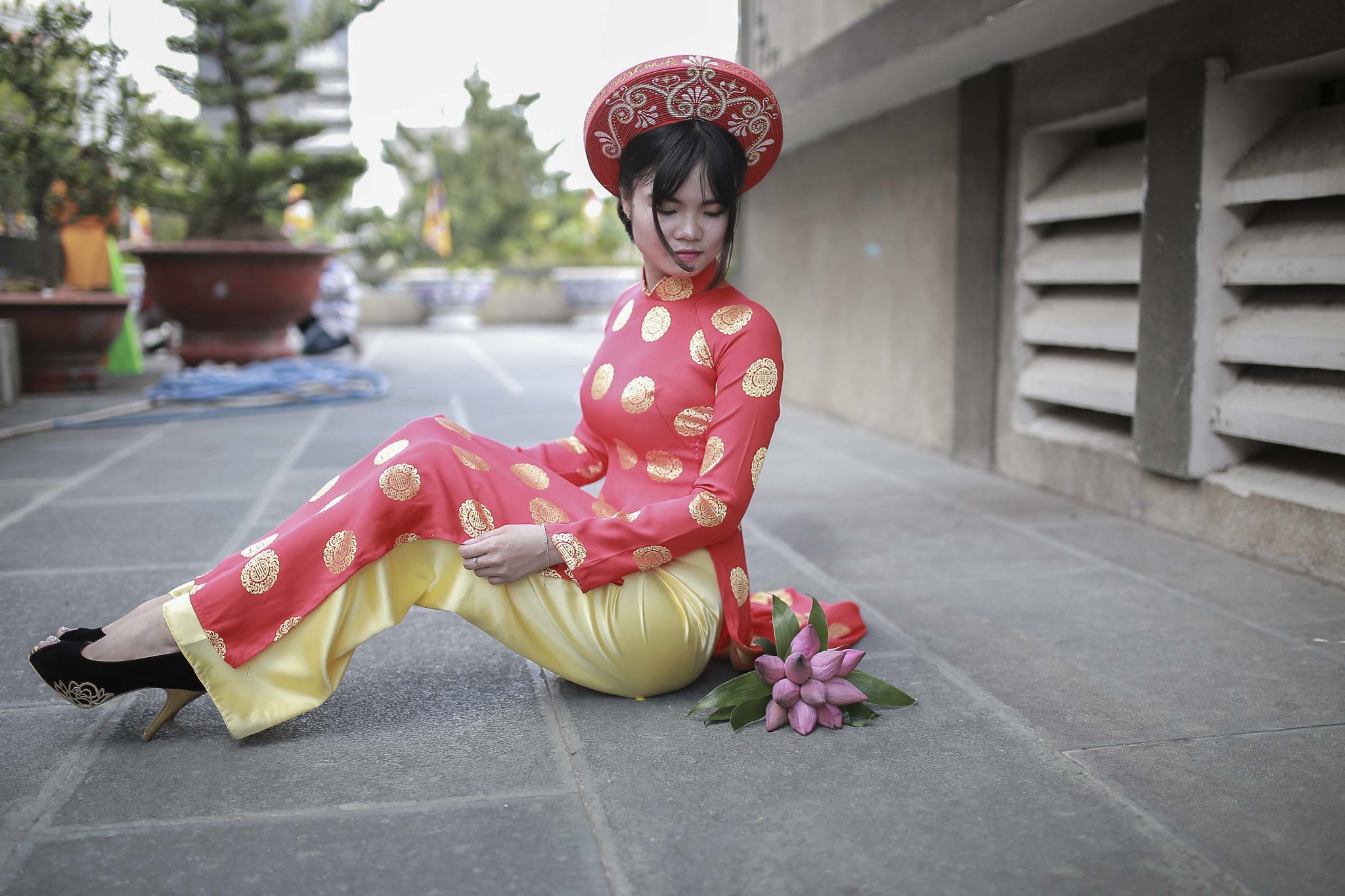 Vẻ đẹp áo dài đỏ cổ điển [3MZQI6]