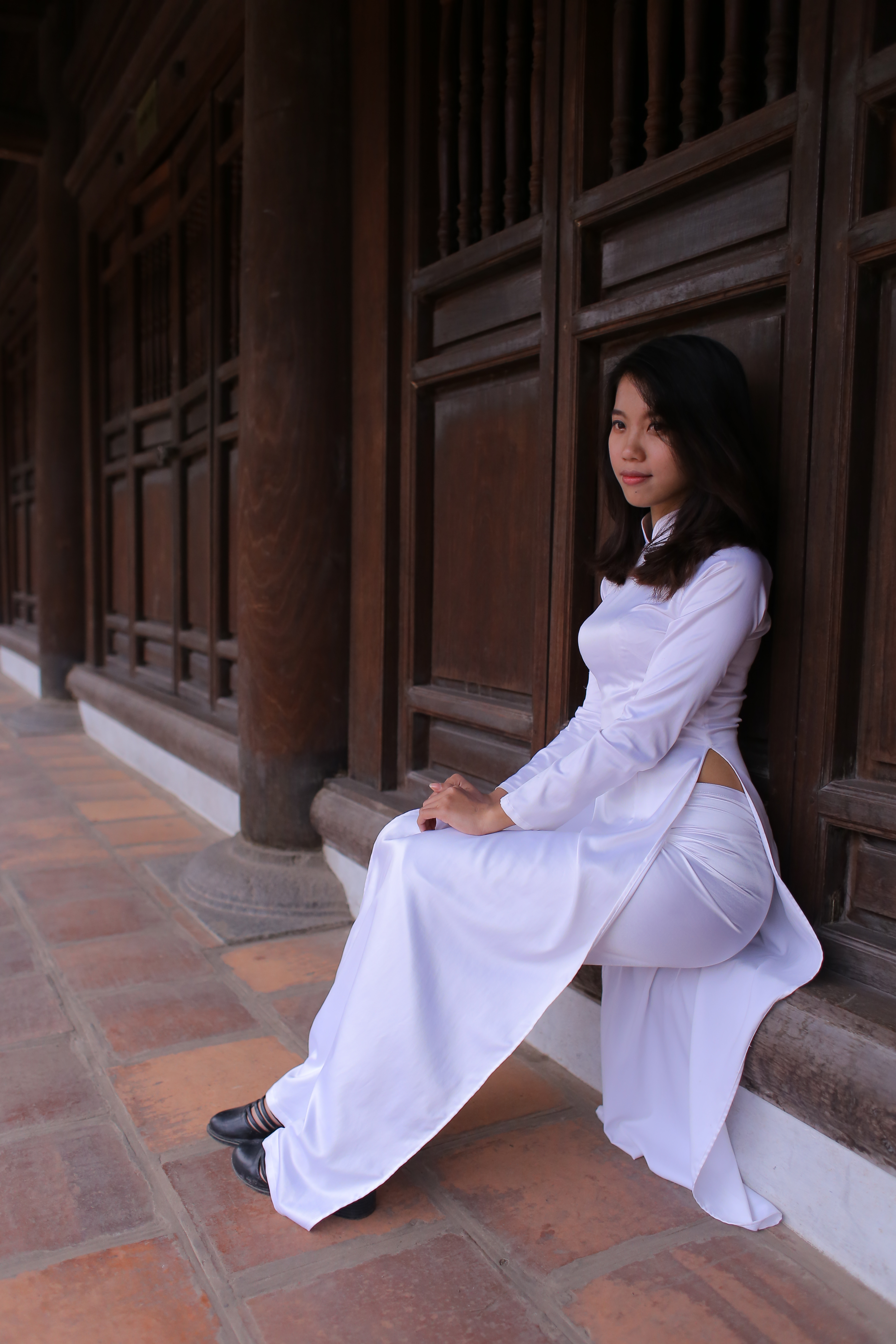 Áo dài trắng lễ chùa nền nã [WW7WWM]