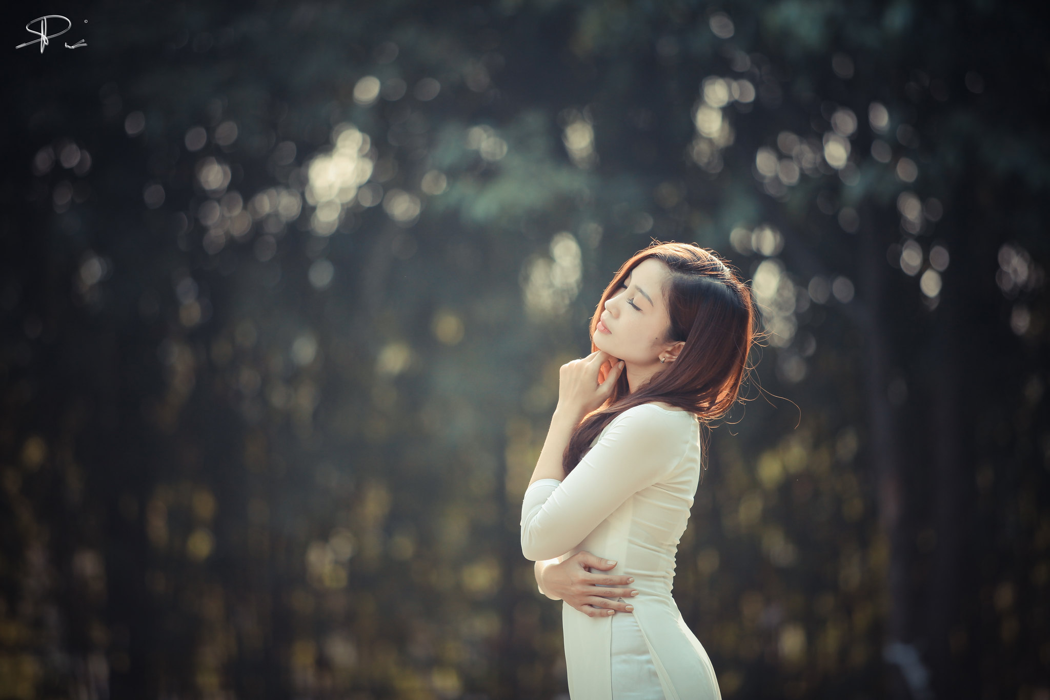 Duyên dáng áo dài trắng [VMLKSR]