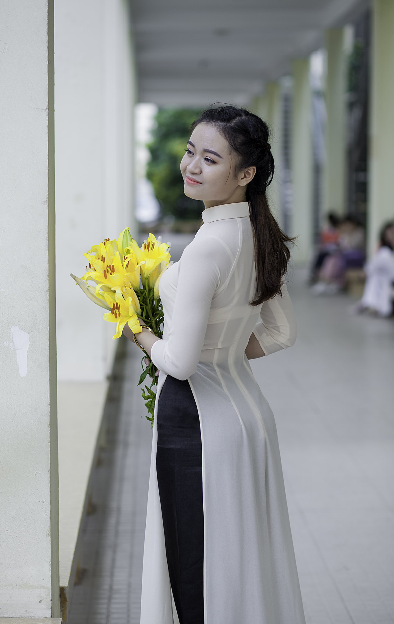 Thiếu nữ áo dài trắng thanh xuân hoa [4XMQRQ]