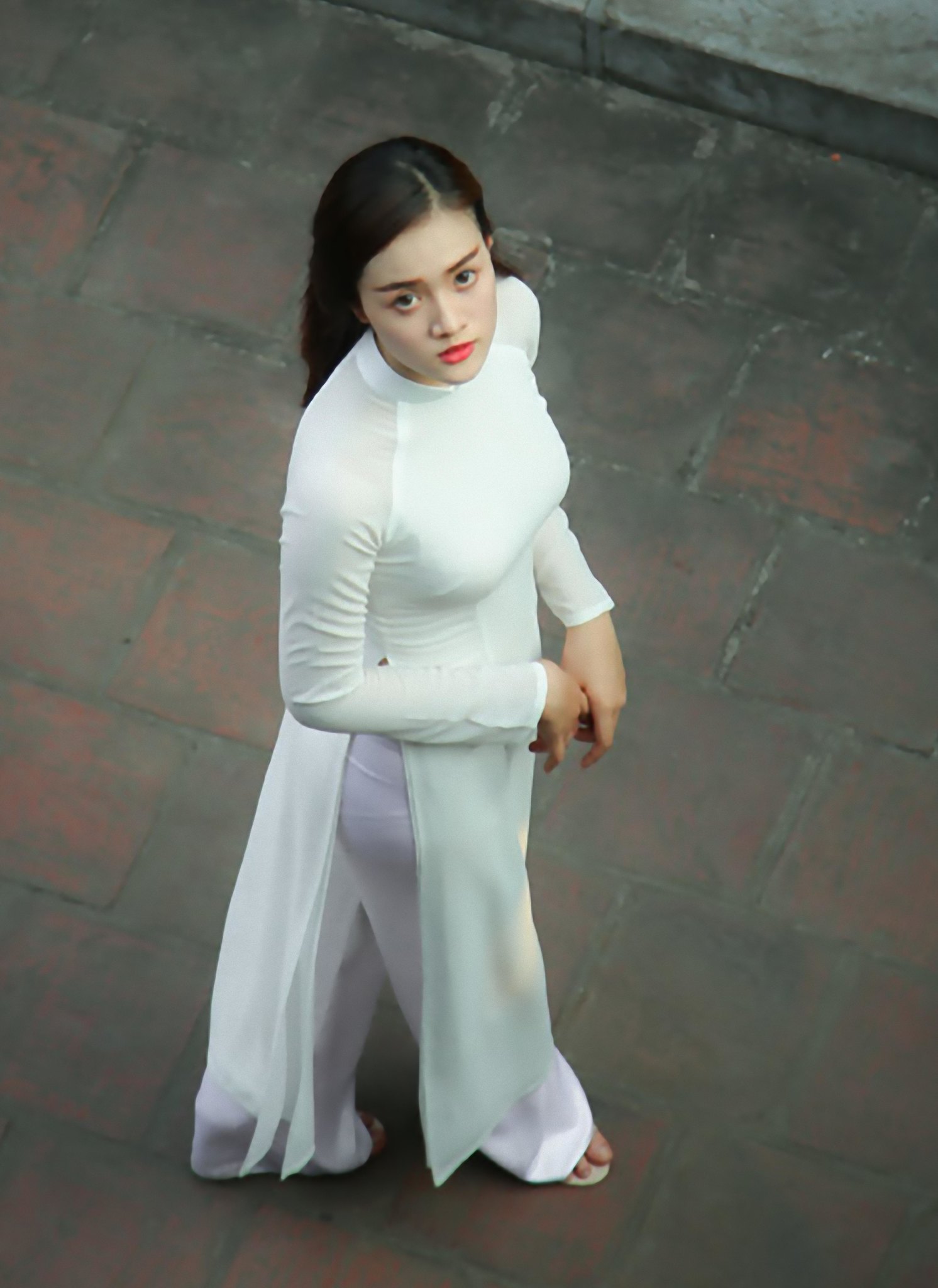 Cuốn hút áo dài trắng sân trường [ZWDARP]
