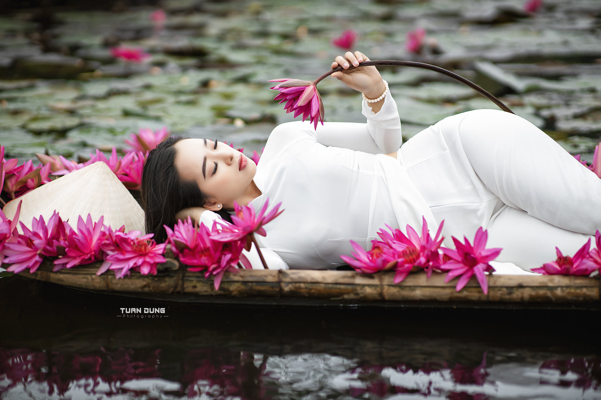 Loạt ảnh áo dài trắng kiêu sa hoa sen [JWGOQH]