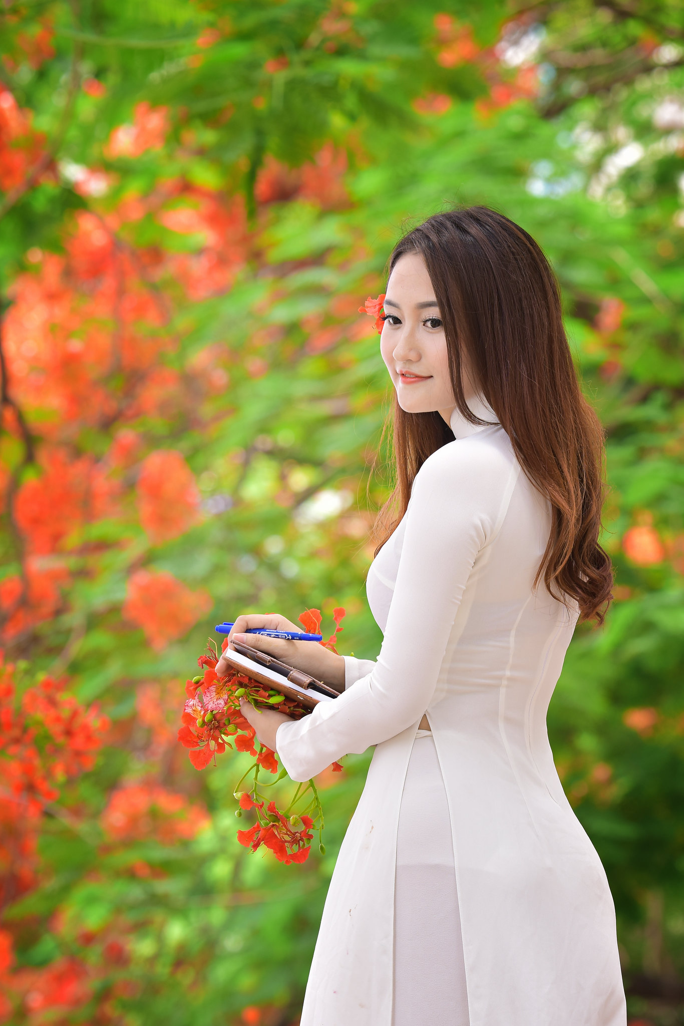 Rửa mắt với ảnh áo dài trắng hài hòa hoa phượng [V3THMD]