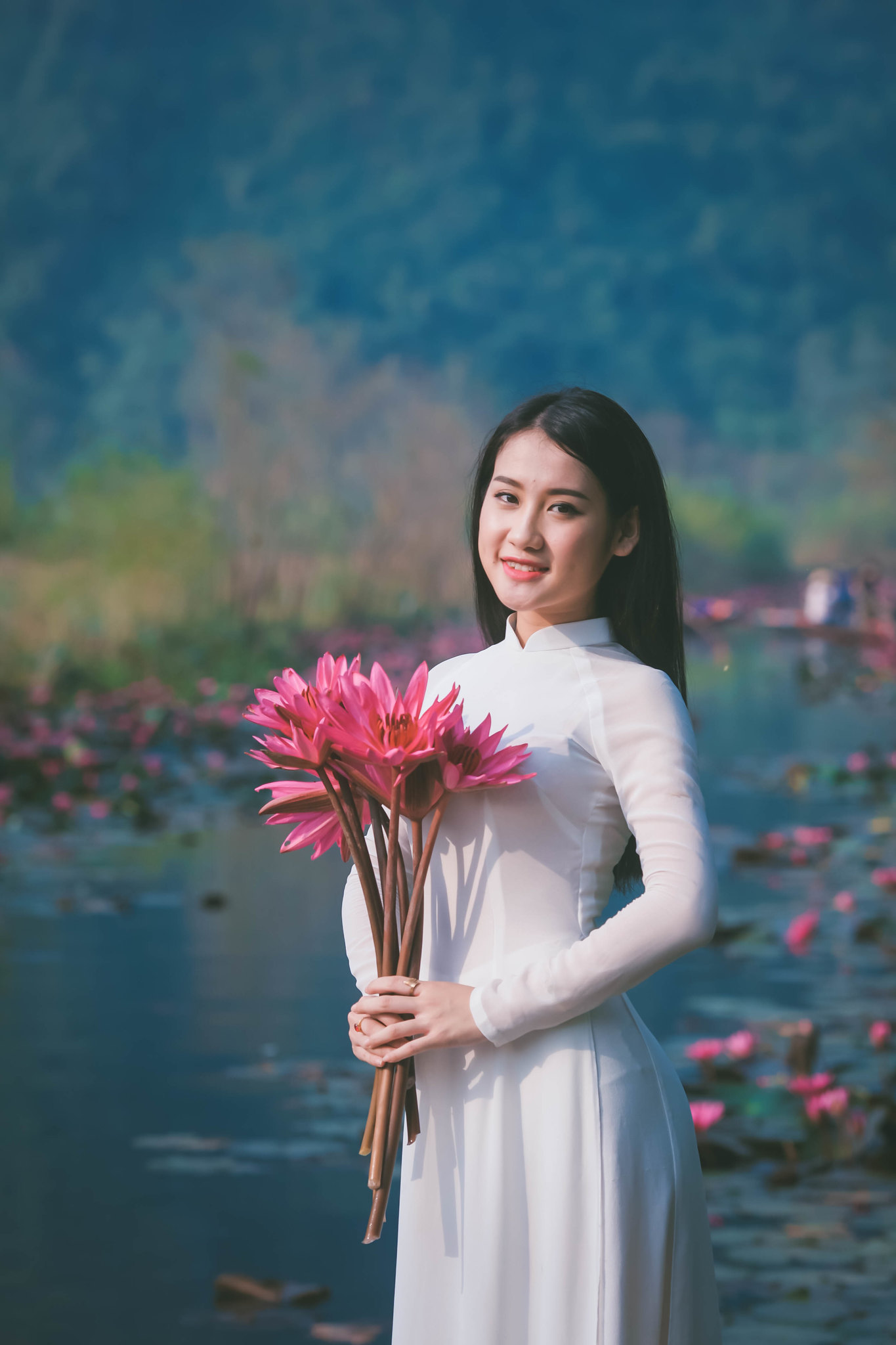 Hút hồn áo dài trắng hoa sen [KZBAPU]