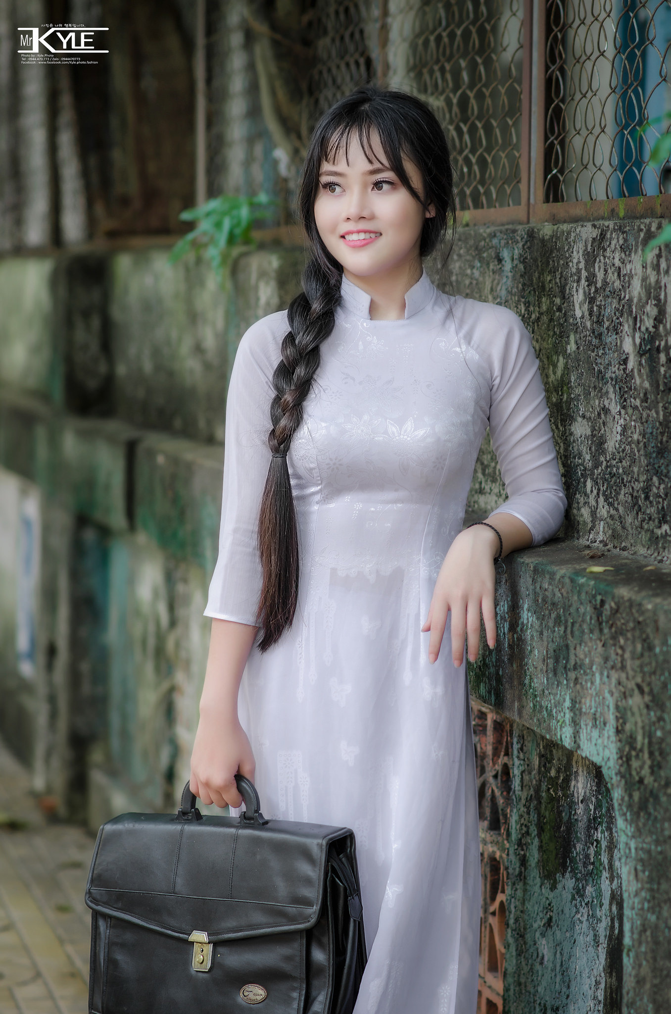 Áo dài trắng tinh khôi duyên dáng [KJF7QG]