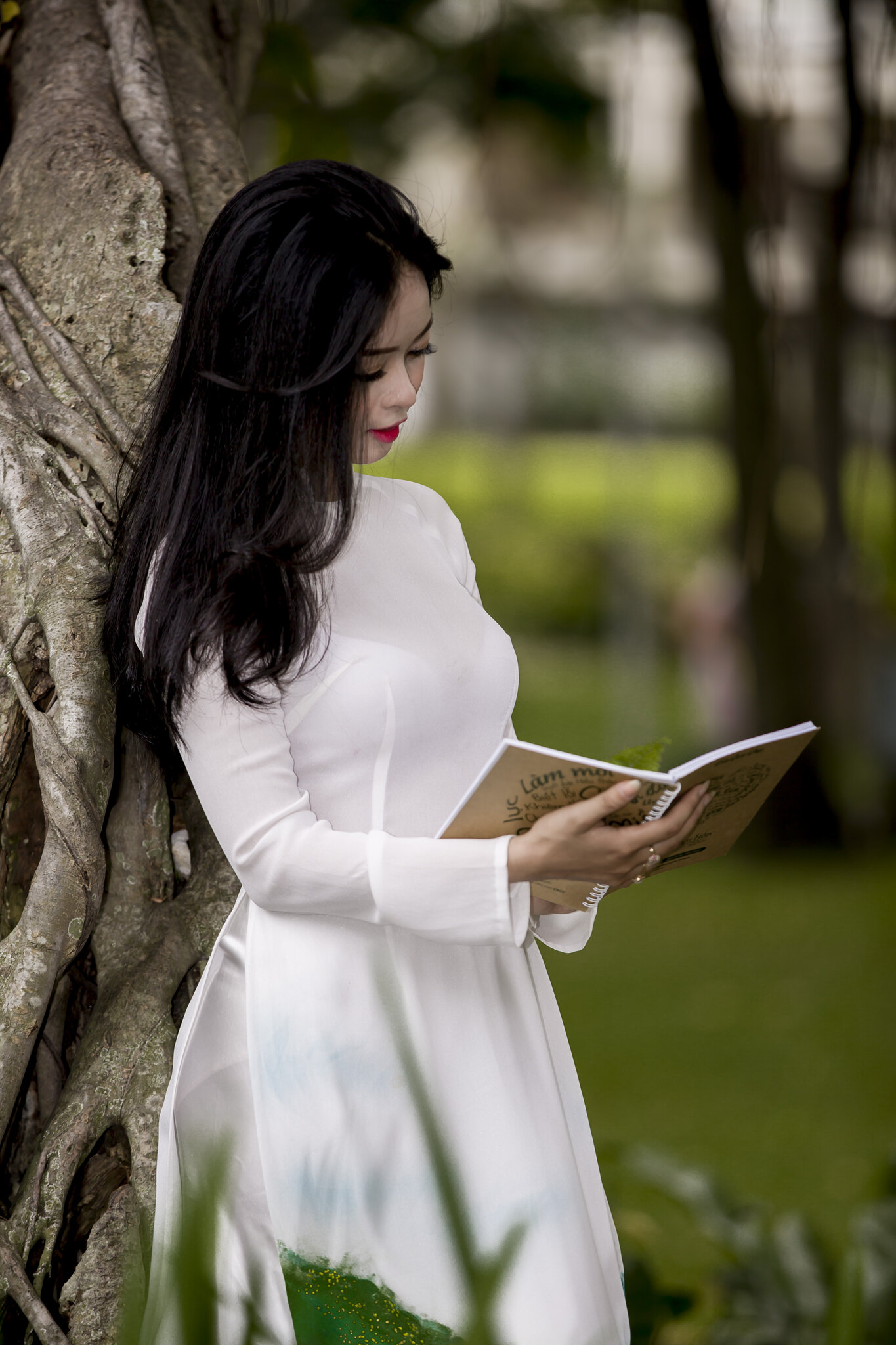 Áo dài trắng thanh nhã sức hút [RCQIVY]