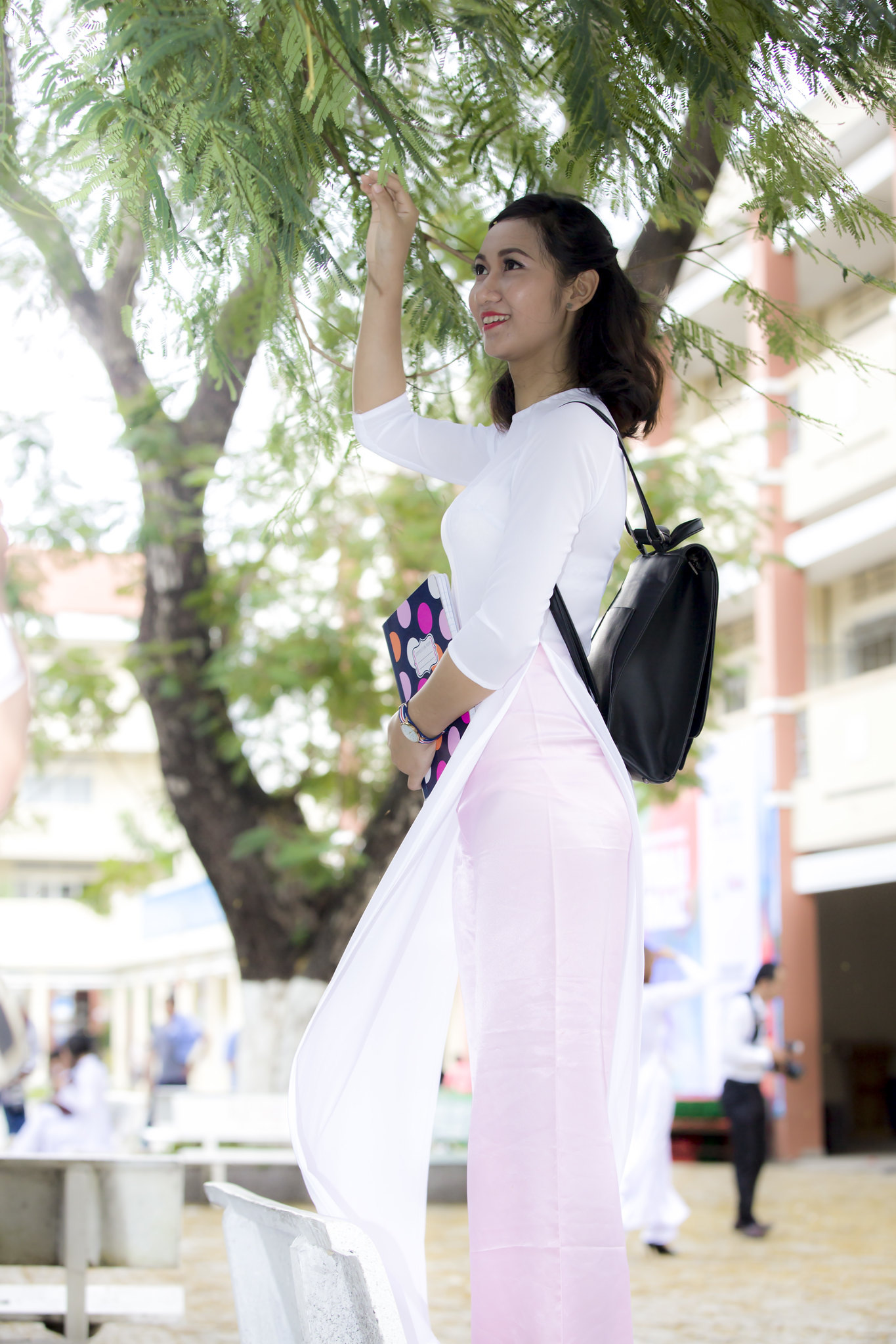 Girl xinh áo dài trắng hút hồn sân trường [CETRDJ]