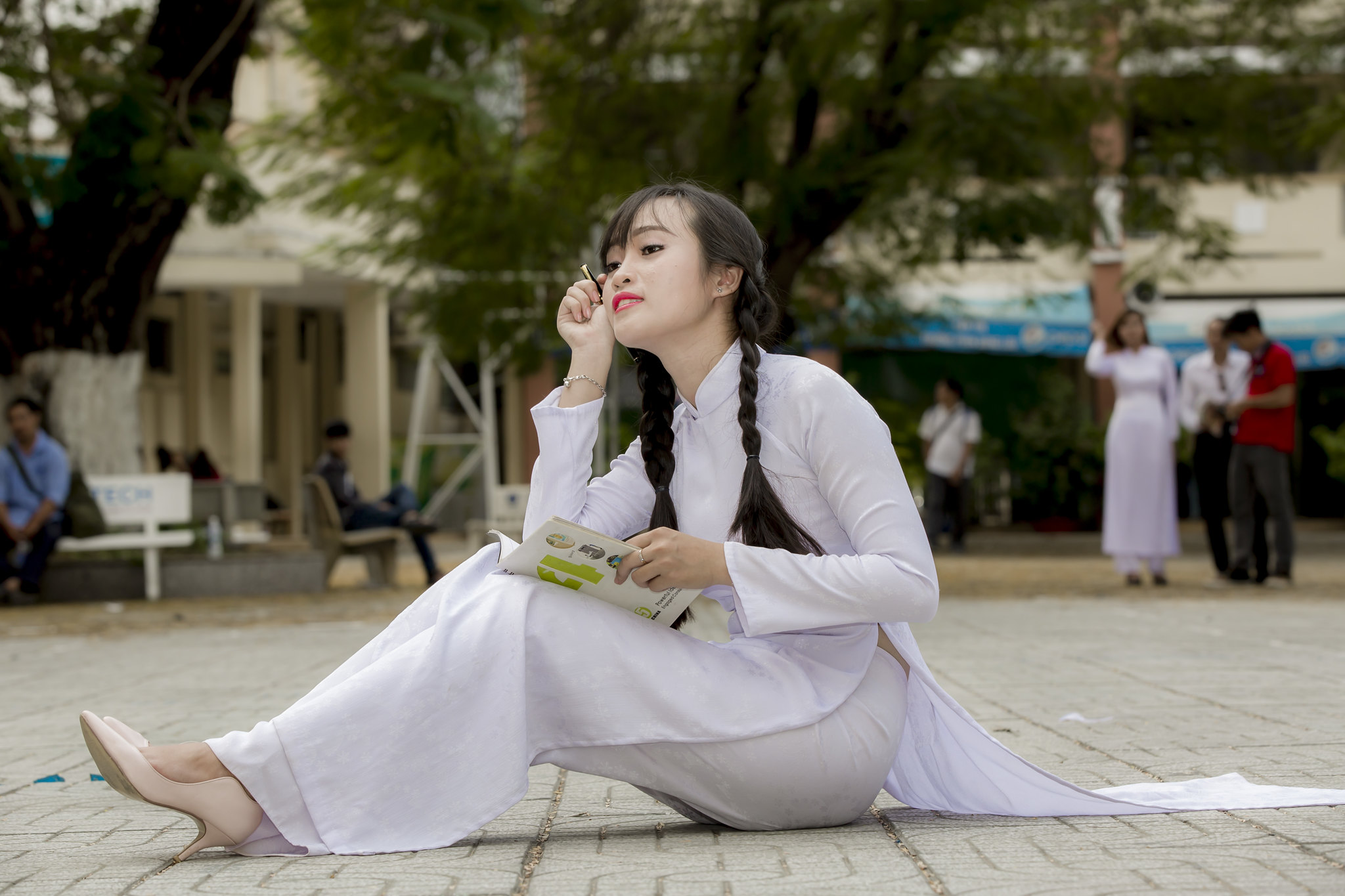 Áo dài trắng thanh nhã sân trường [DIOUI8]