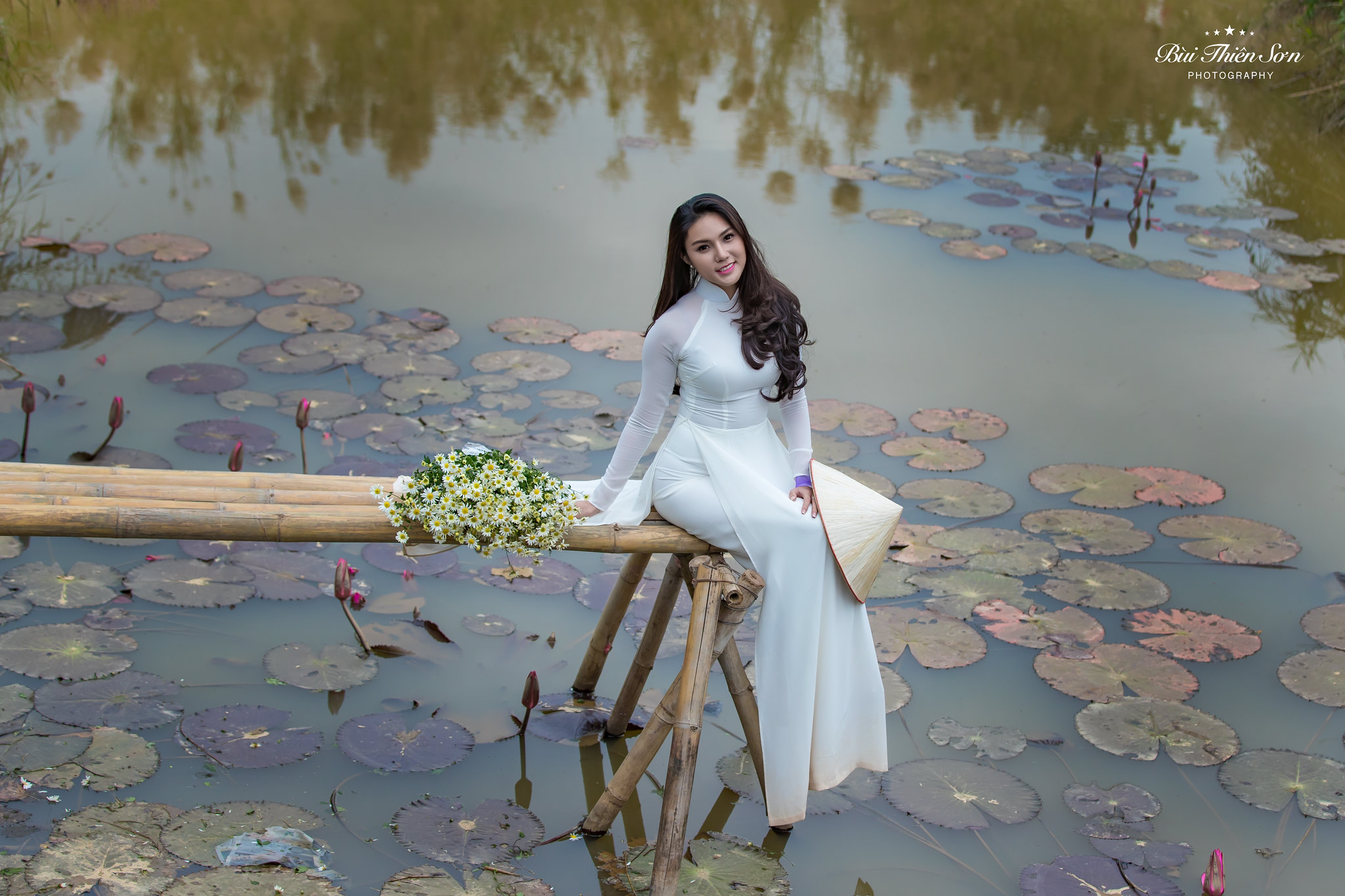 Girl xinh áo dài trắng e ấp [EUWQV0]