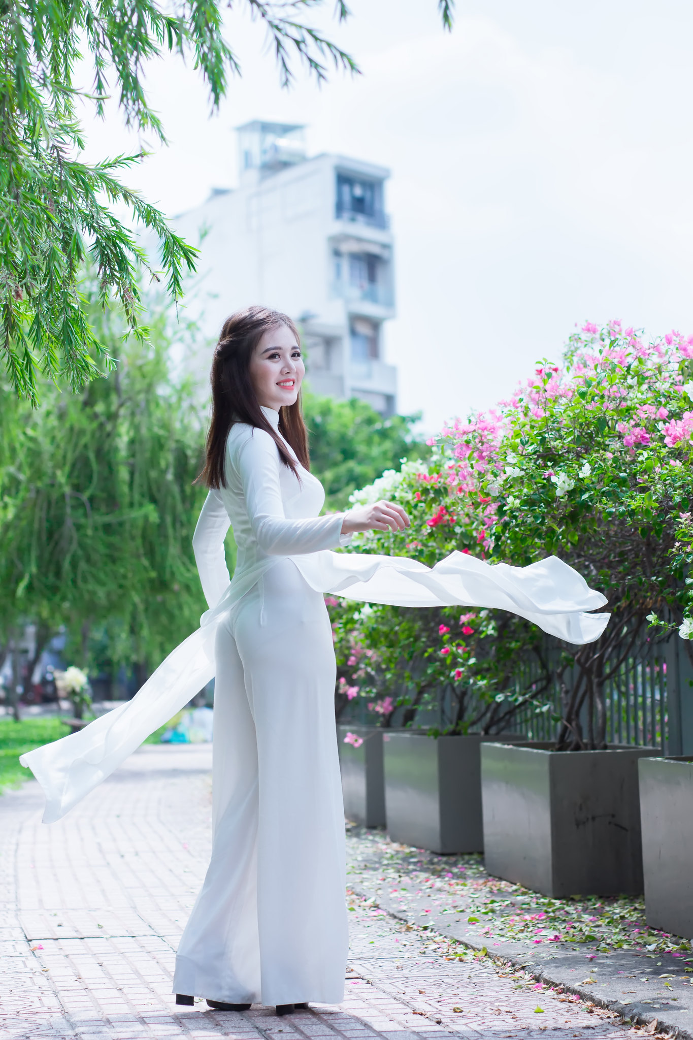 Áo dài trắng người đẹp hoa hiện đại [CXER7O]