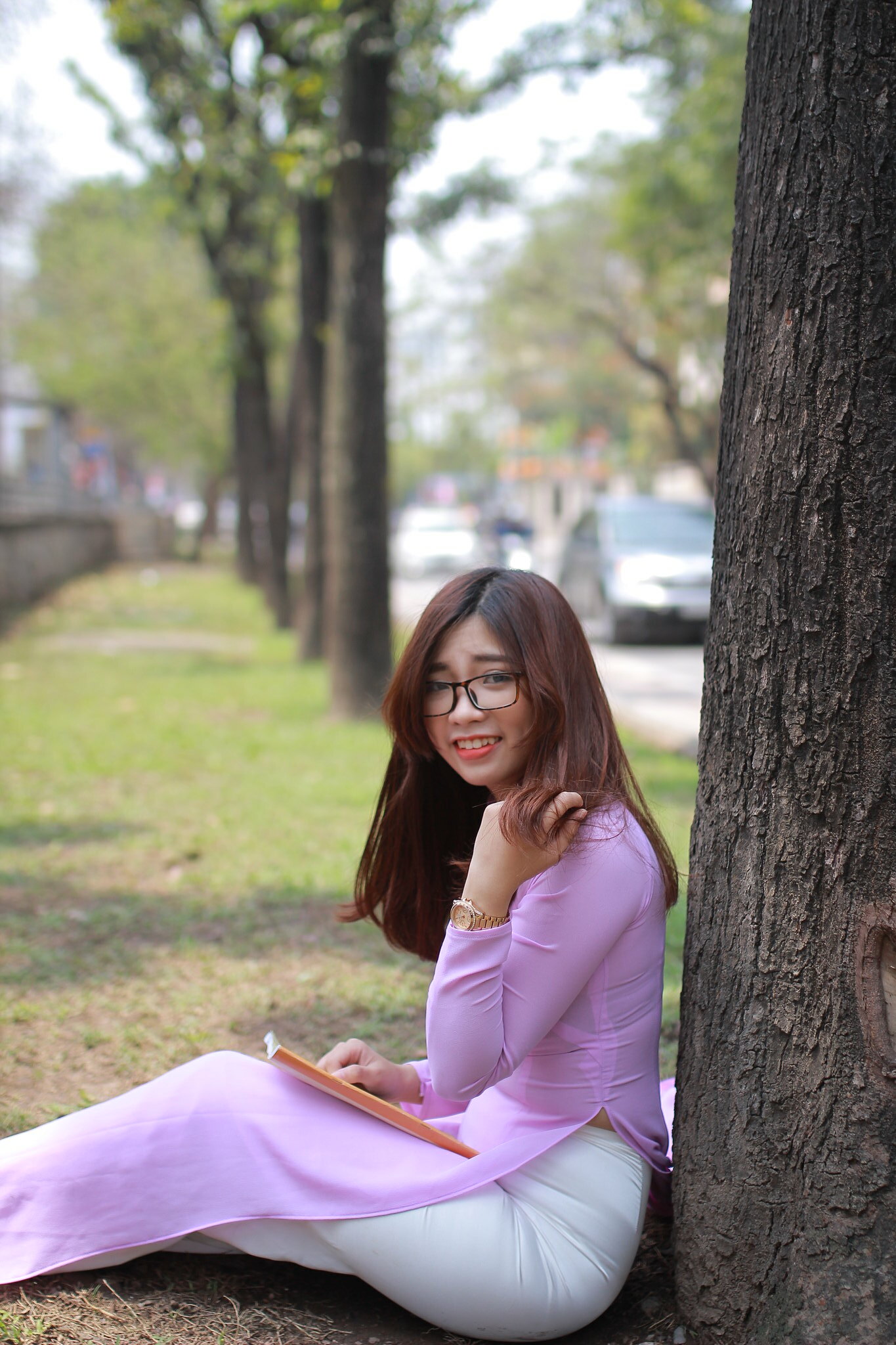 Áo dài hồng thiếu nữ mắt kính hiện đại [N7IS5U]