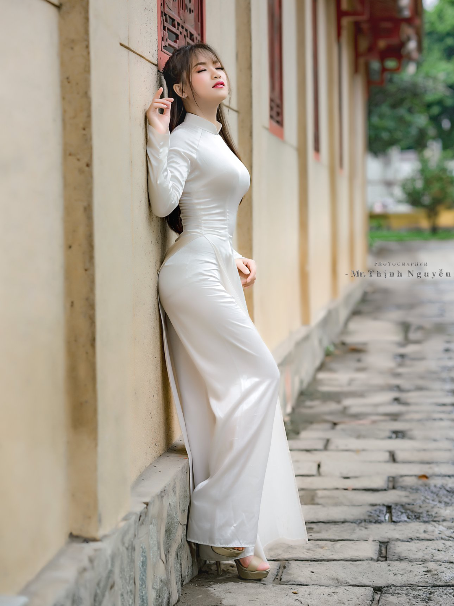 Áo dài trắng nổi bật góc ngang [WJNLN8]