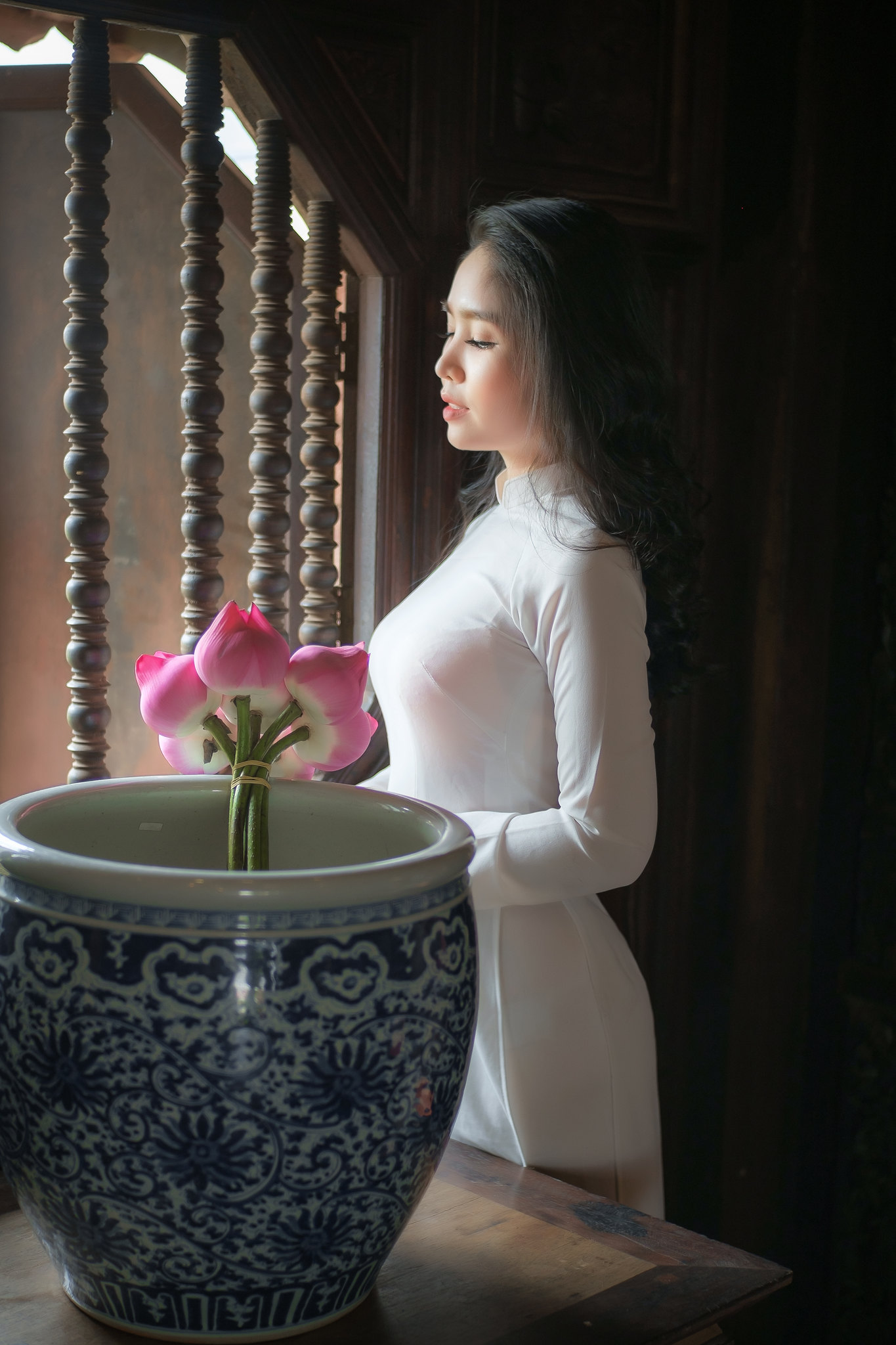 Áo dài trắng tinh tế cổ kính [J6JXXD]