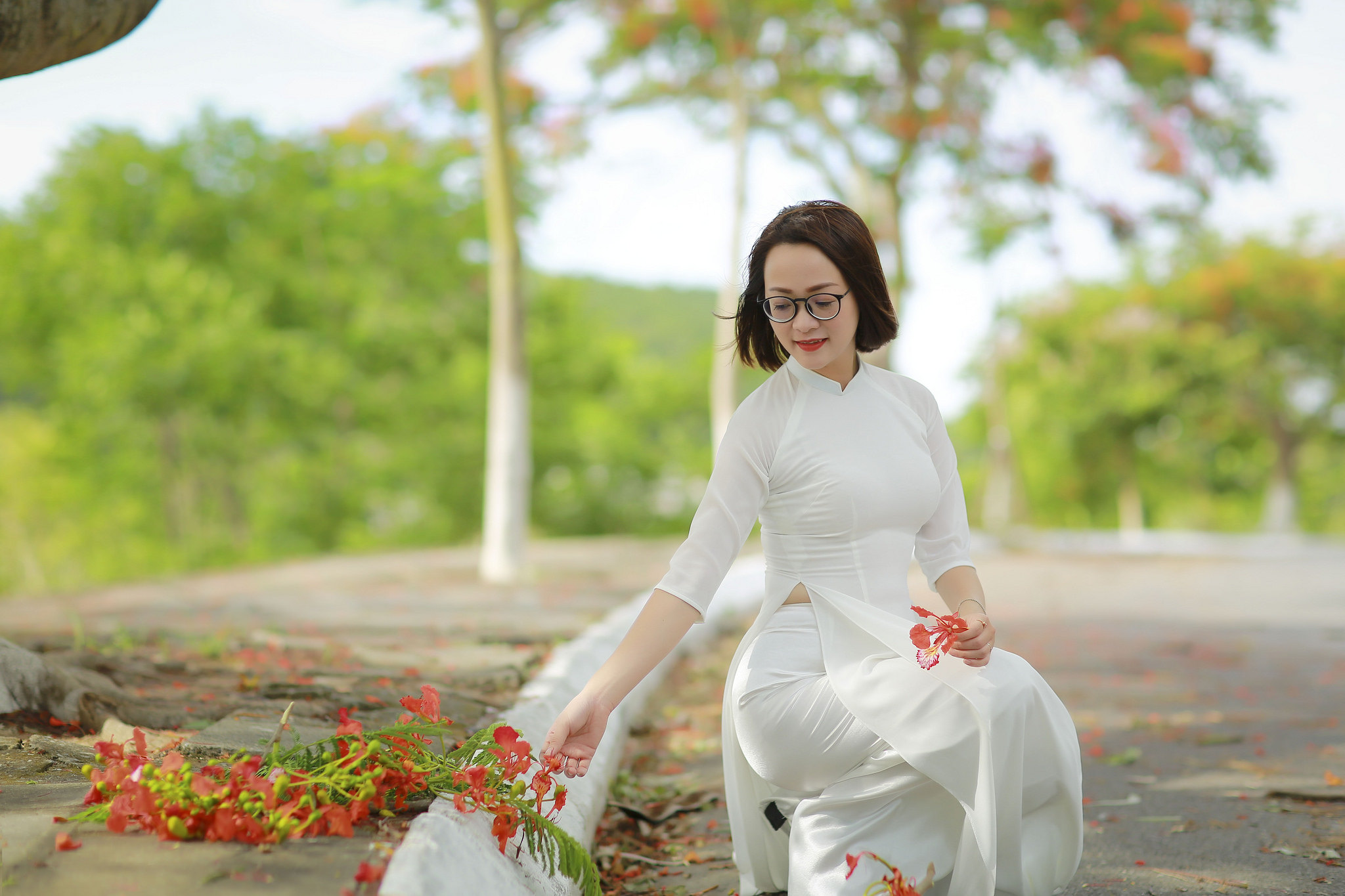 Thanh lịch áo dài trắng hoa phượng [UZTZOS]