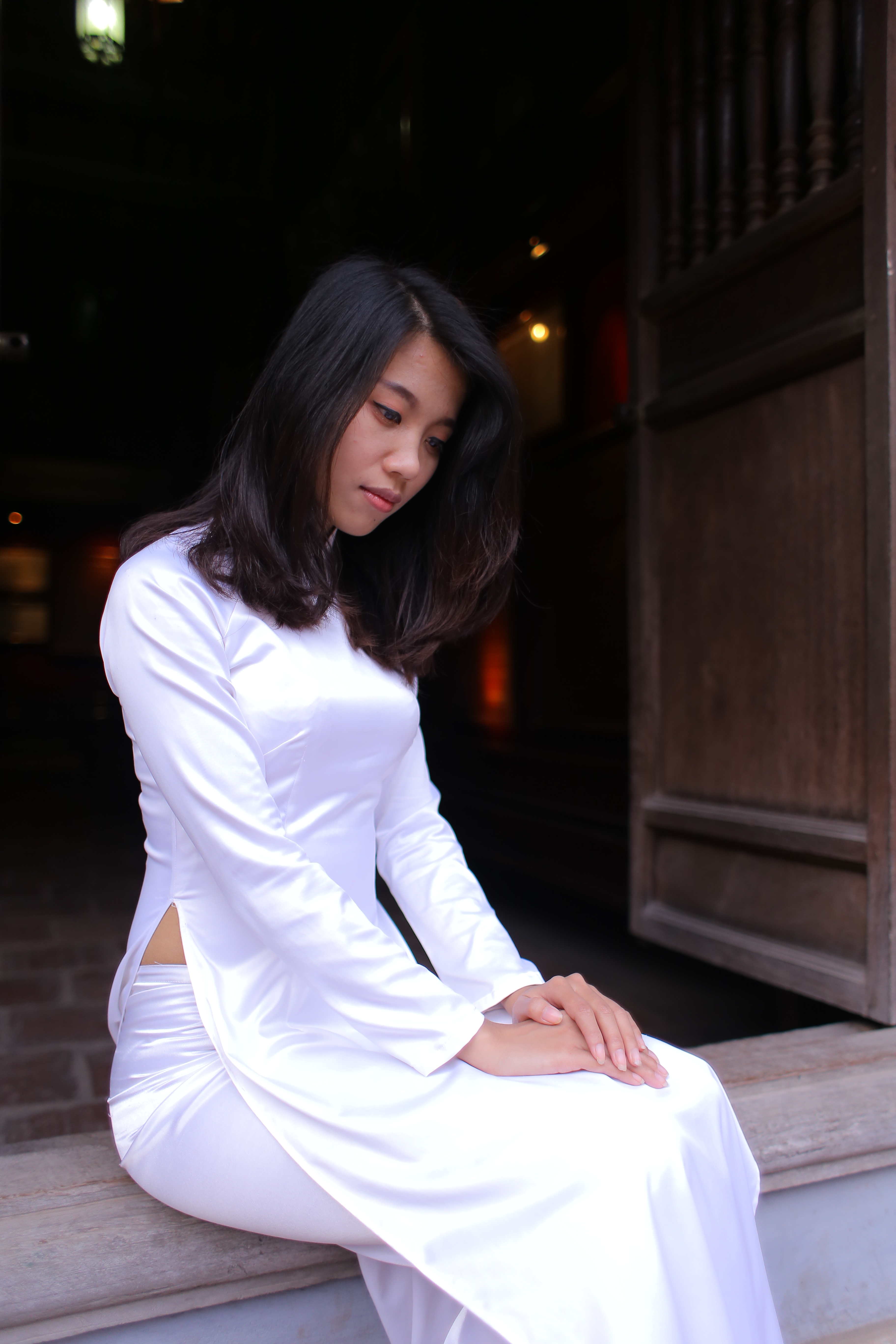 Áo dài trắng lễ chùa thướt tha [MEQLZ7]