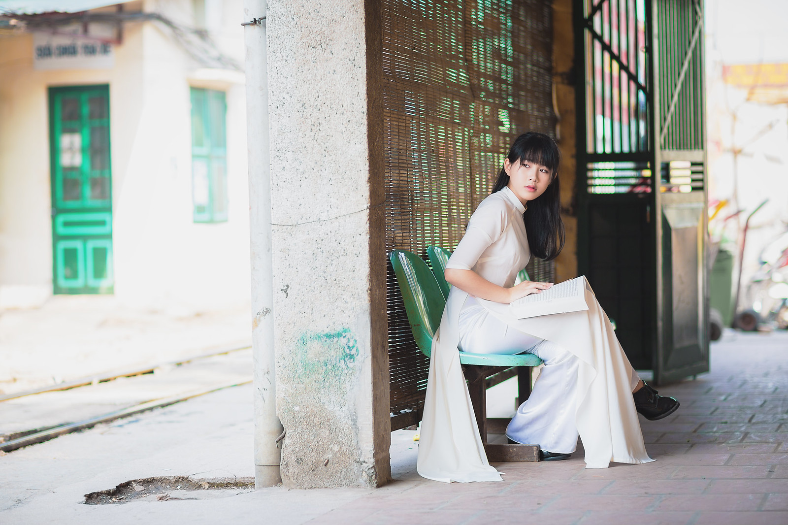 Áo dài trắng thanh thoát [9HNLVH]