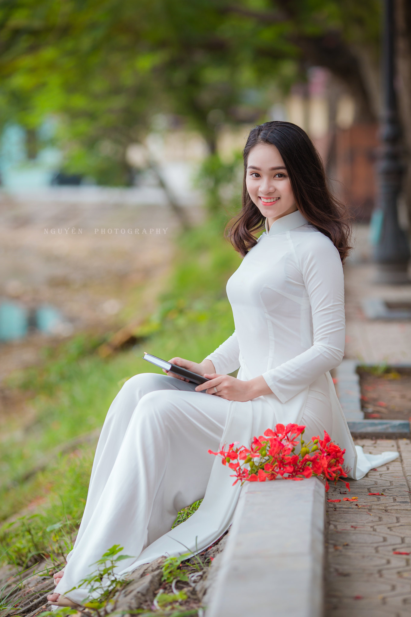Áo dài trắng gái xinh hoa phượng thanh thoát [AYZLCE]