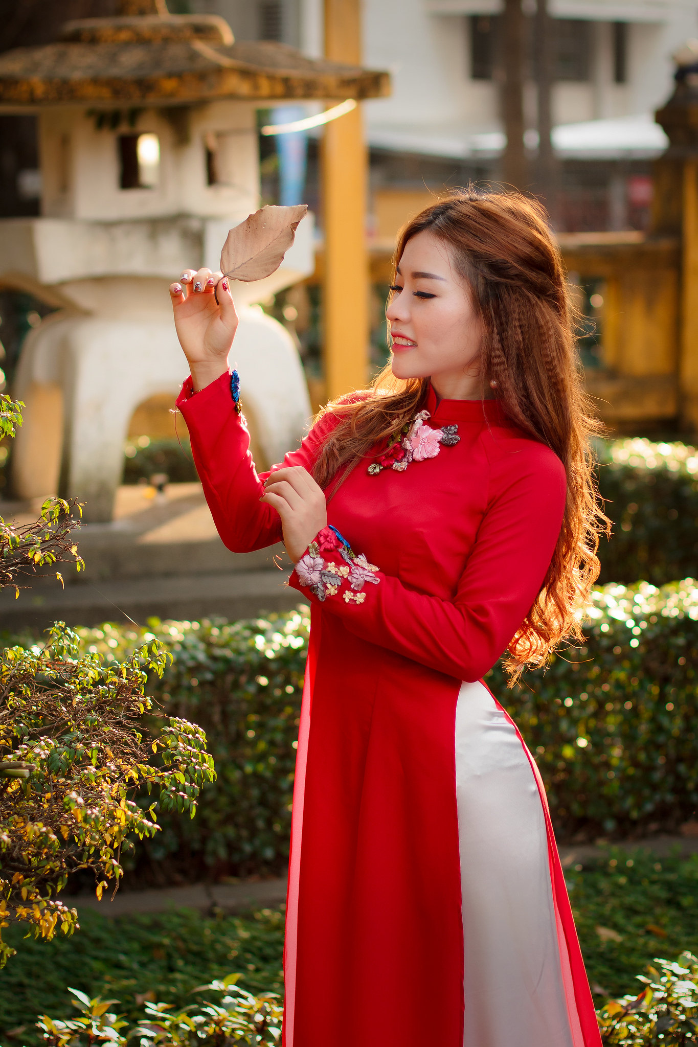 Áo dài đỏ duyên thầm đón tết [ALEUXR]