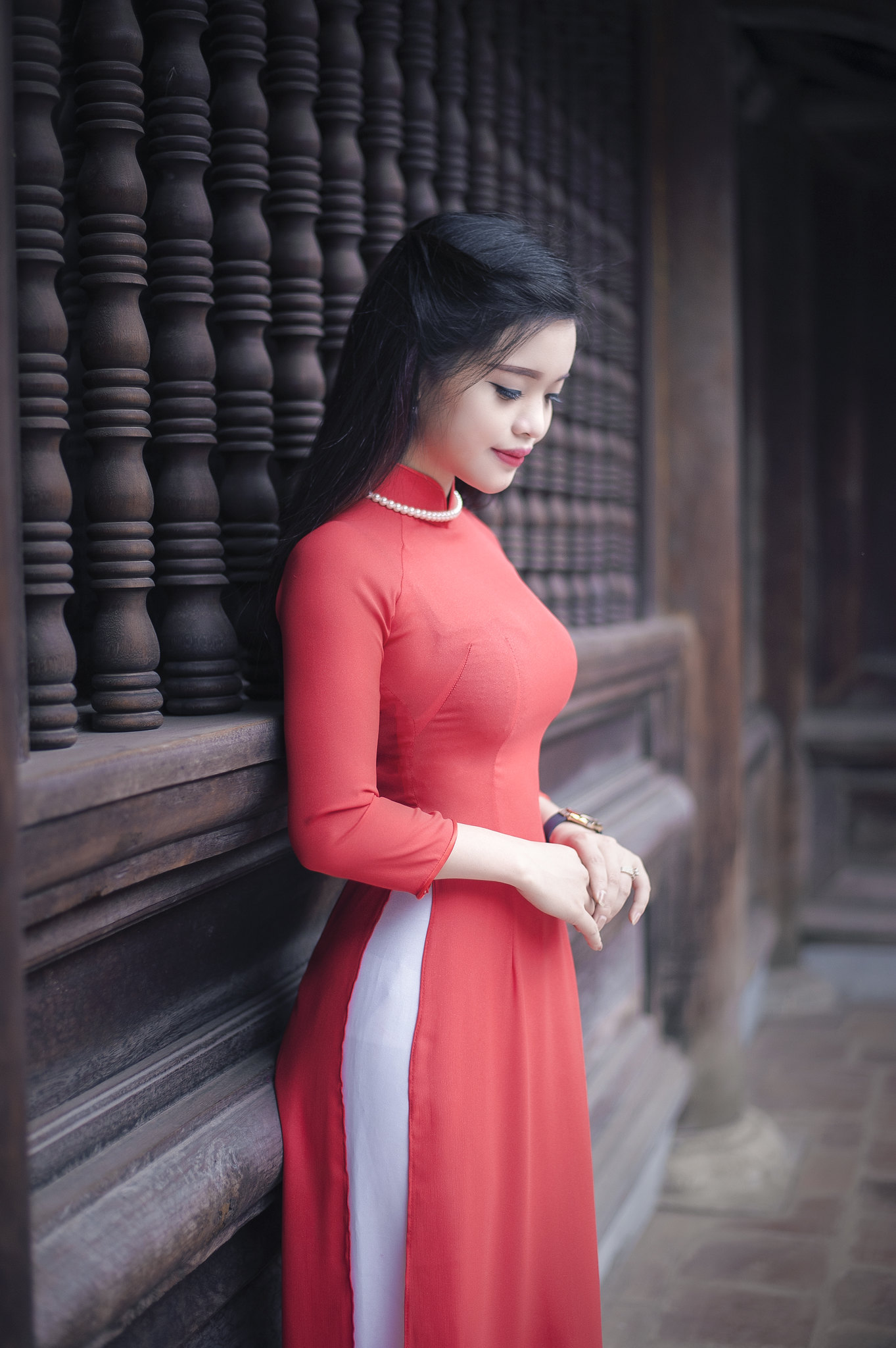 Áo dài đỏ rửa mắt với ảnh cổ kính dịu dàng [JF8DVH]