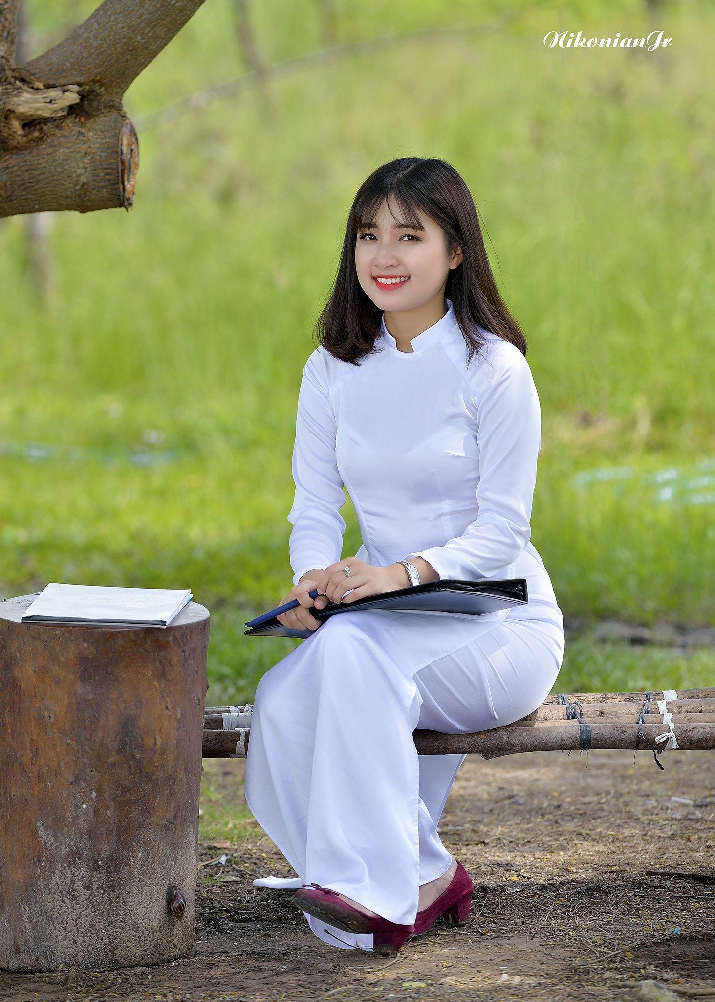 Áo dài trắng cặp táp sang trọng [WFCUWY]