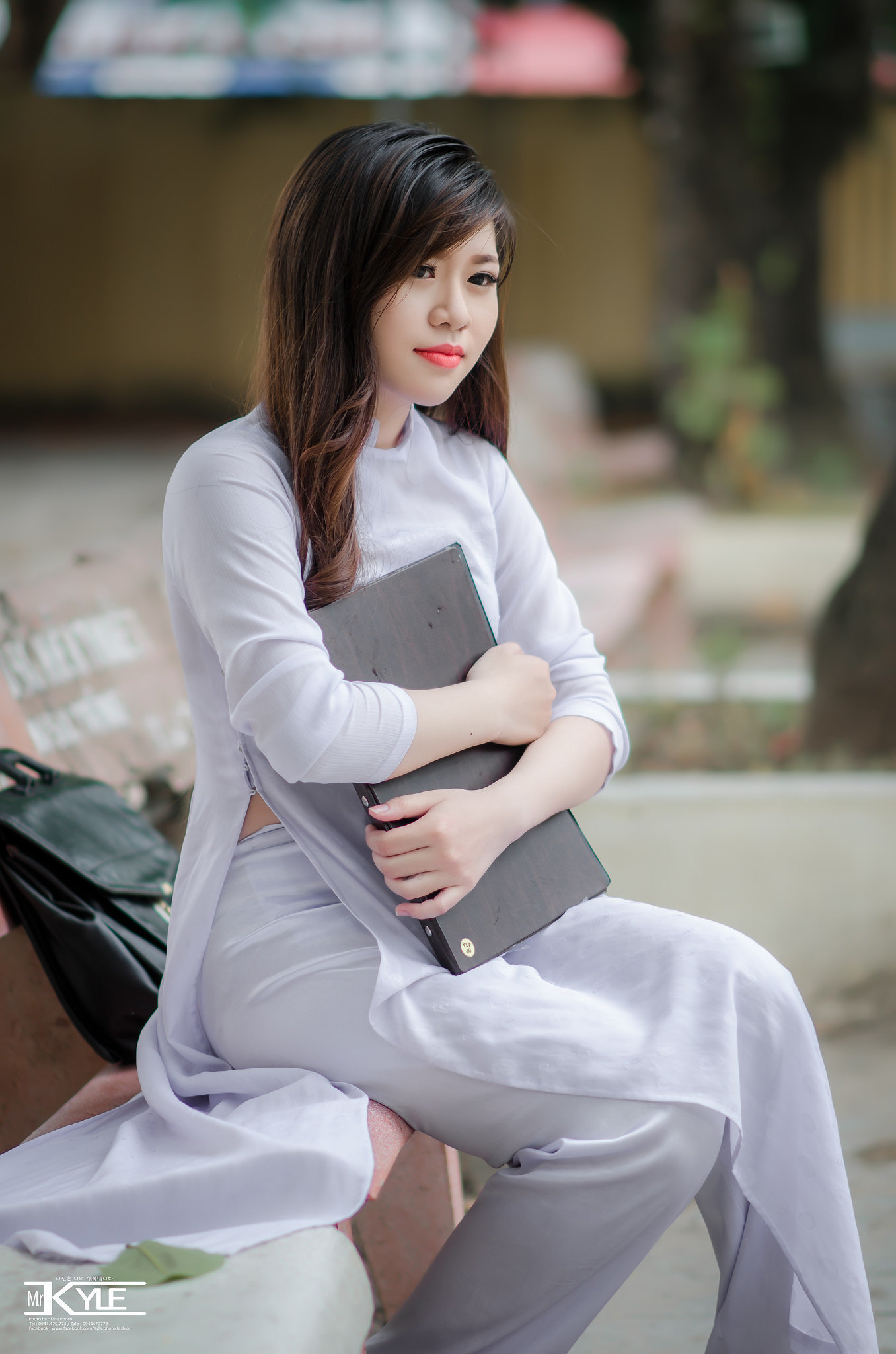 Sang trọng áo dài trắng cặp táp [TUMKNX]