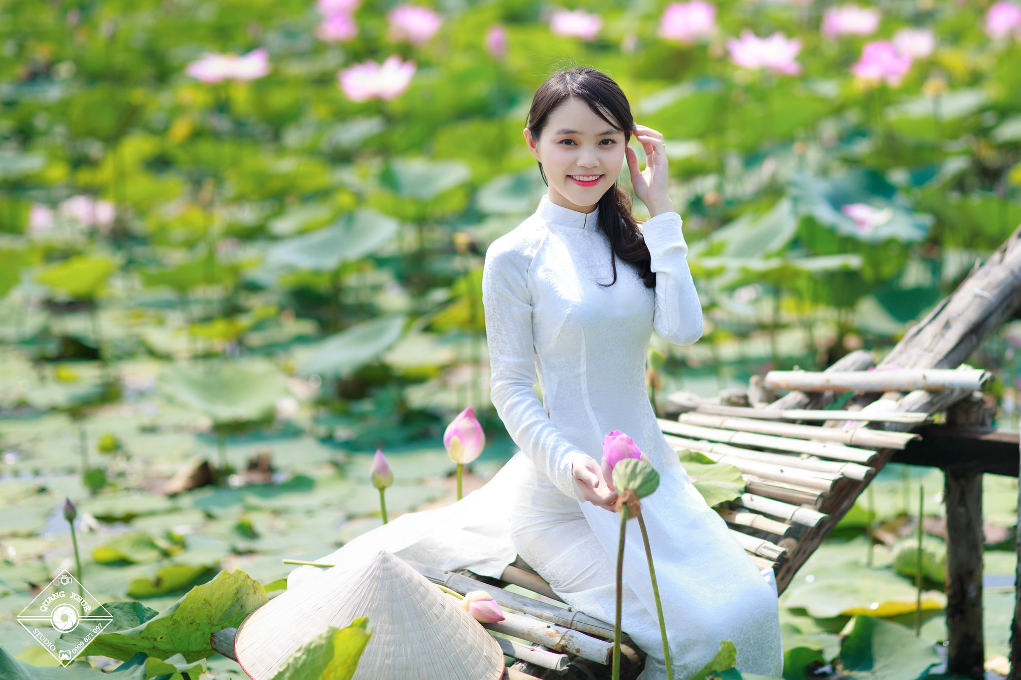 Áo dài trắng nữ nhân hoa sen ấn tượng [2EJUO9]