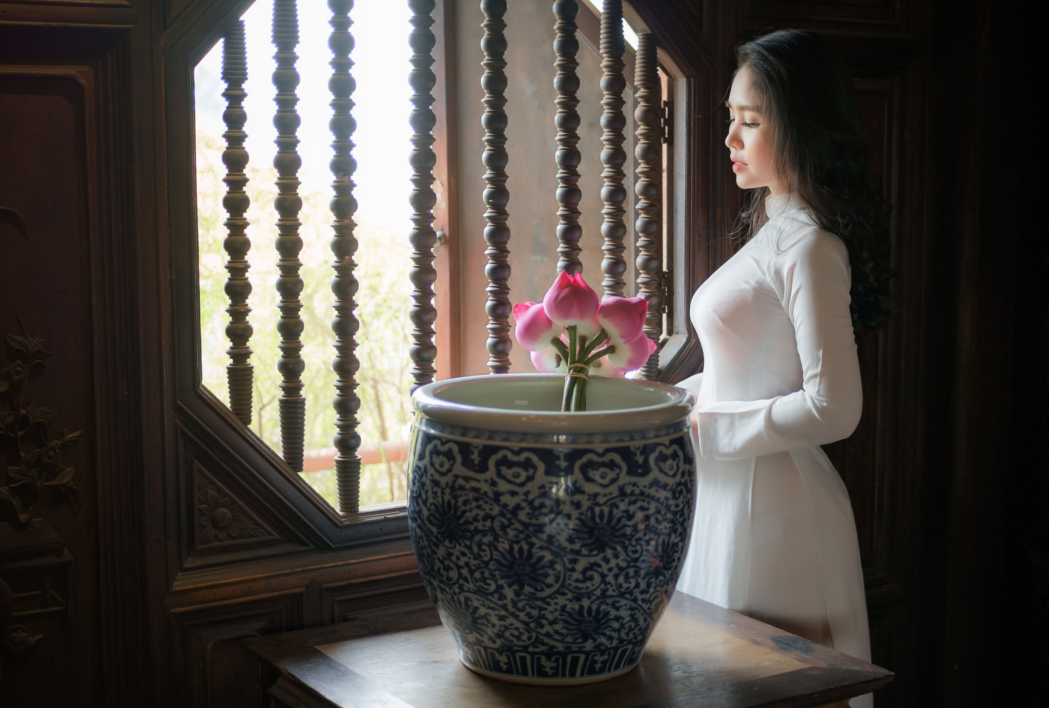 Áo dài trắng hoa sen thanh thoát [6TFZMO]