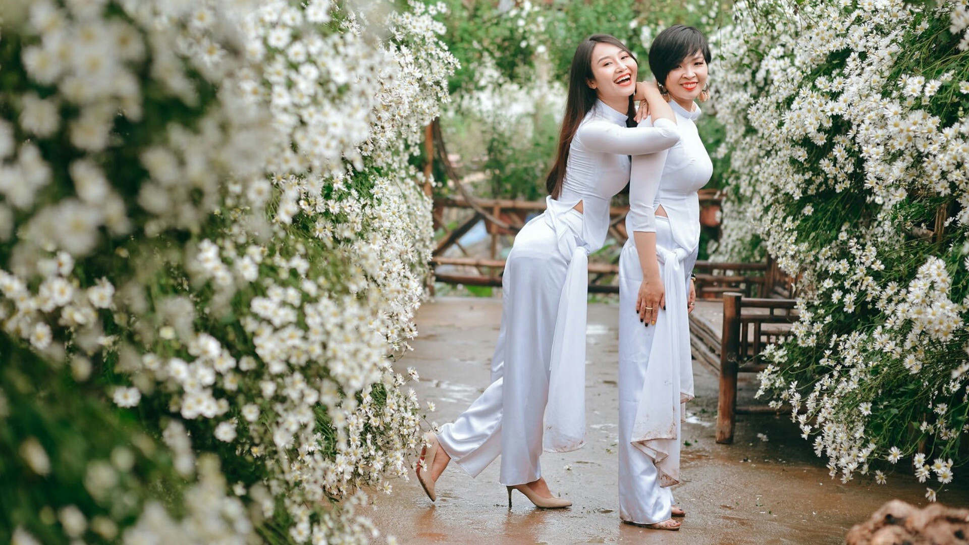 Áo dài trắng thanh tao chị chị em em [Z1S4RX]