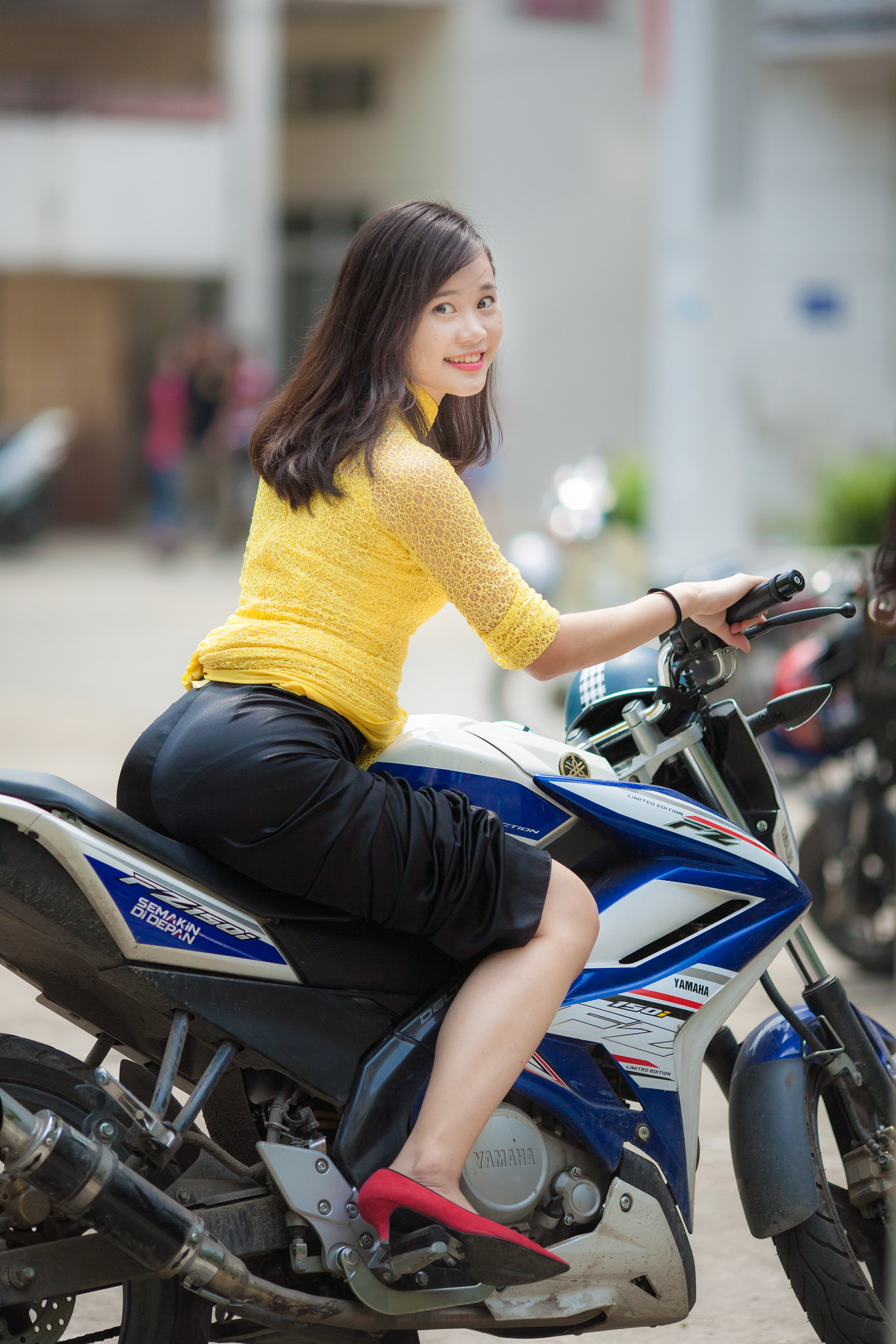 Duyên dáng áo dài vàng [ZXLB8K]