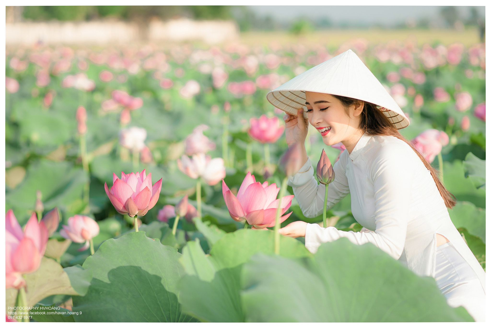 Áo dài trắng dịu dàng hoa sen [UZXMLX]