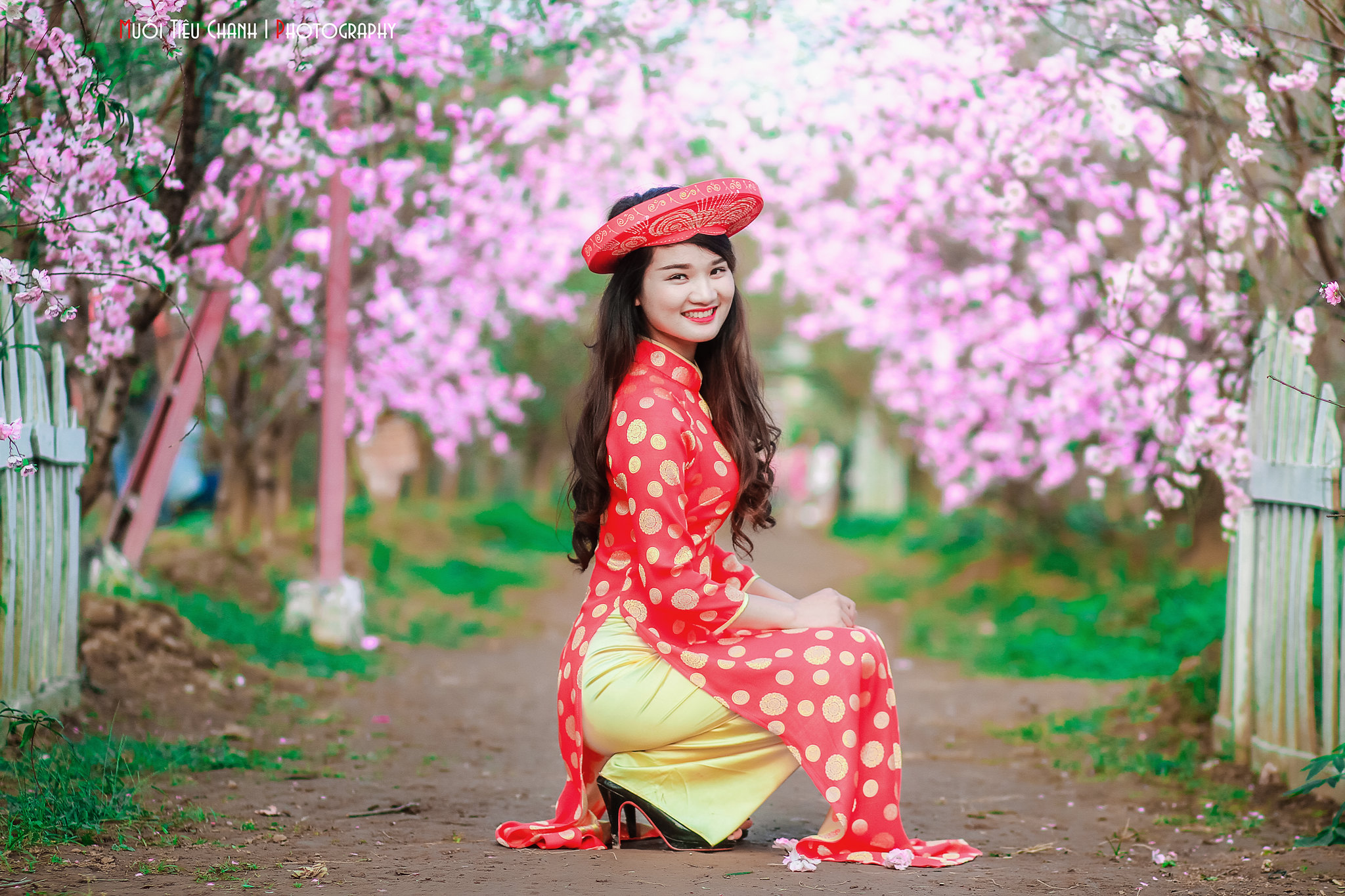 Hình nền áo dài đỏ cuốn hút [GQ9VSO]