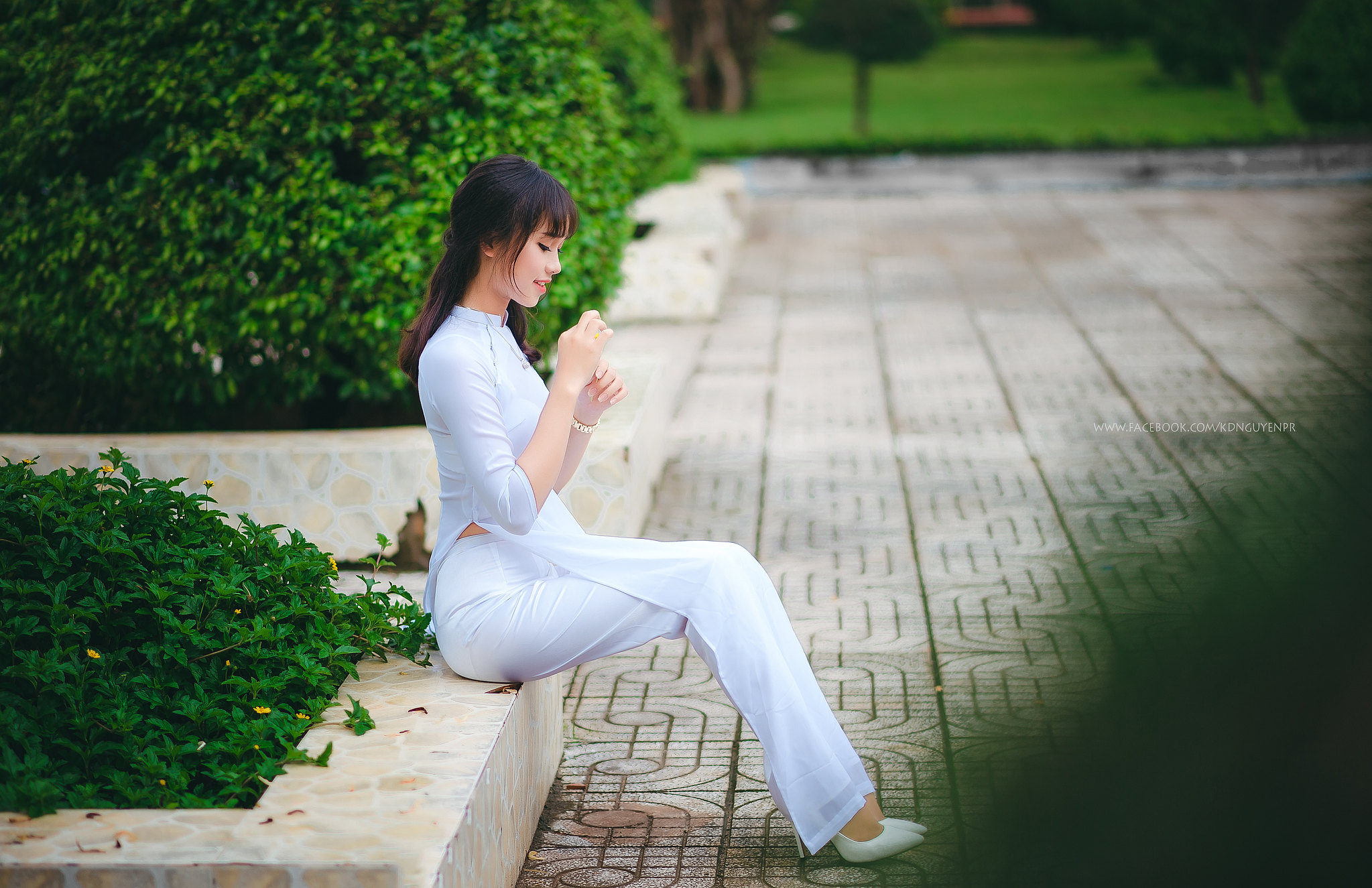 Áo dài trắng tinh tế ngồi dáng điệu đà [SO8TNO]