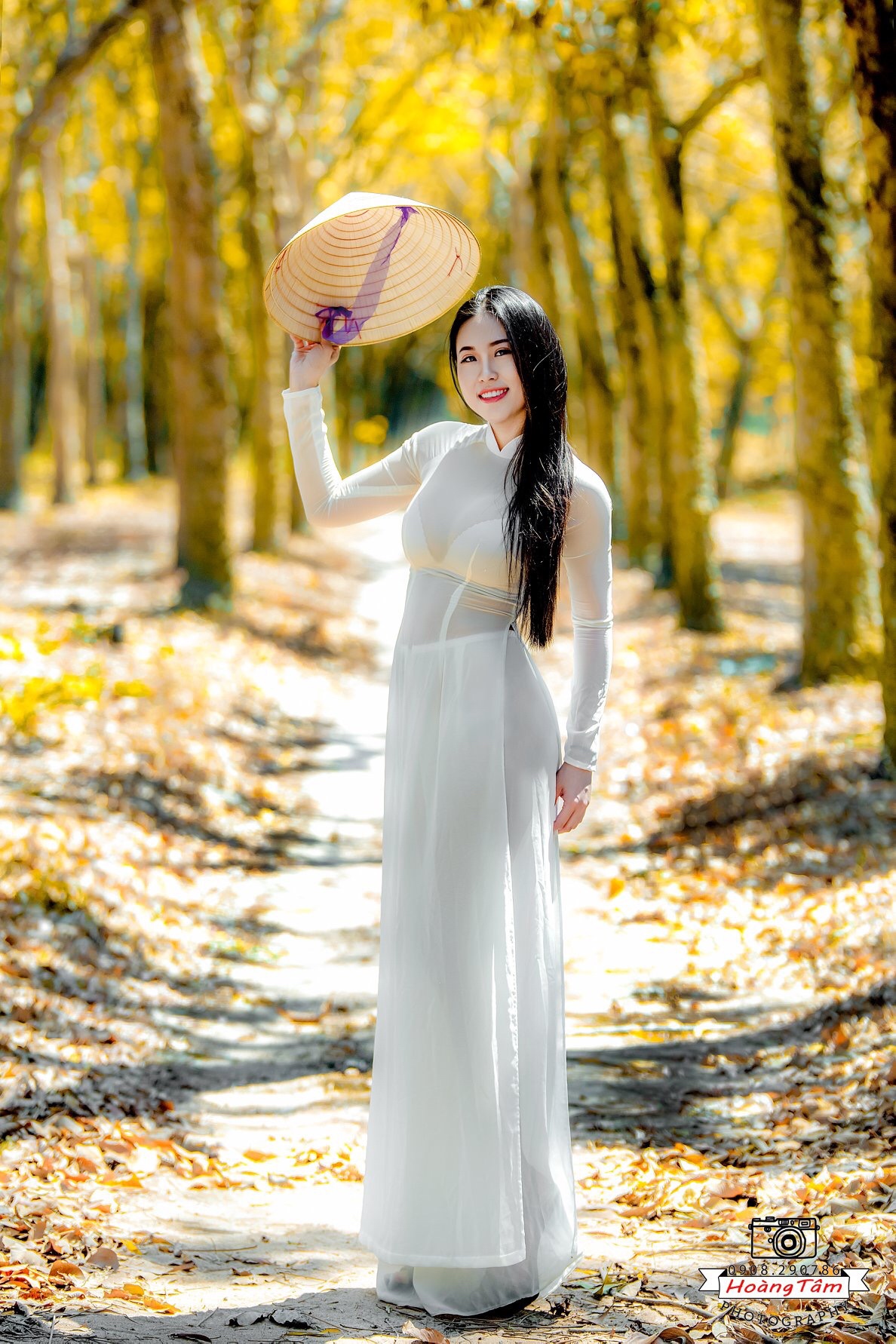 Áo dài trắng sang trọng [O2UQ5R]