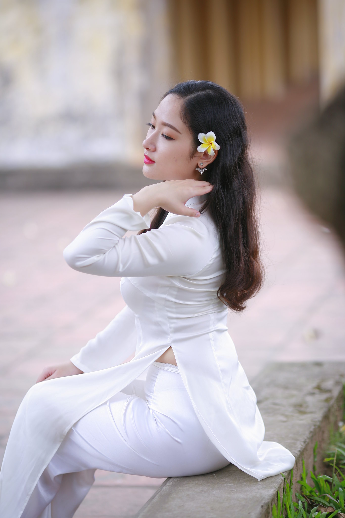Áo dài trắng cách tân ngồi dáng điệu đà duyên thầm [HEGPBQ]