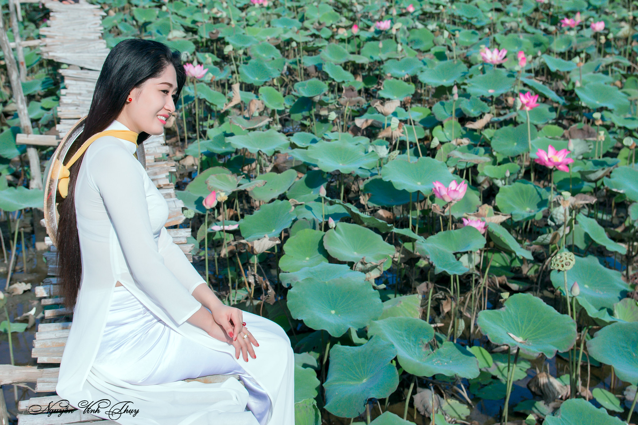 Áo dài trắng nhẹ nhàng hoa sen [CUMCWR]
