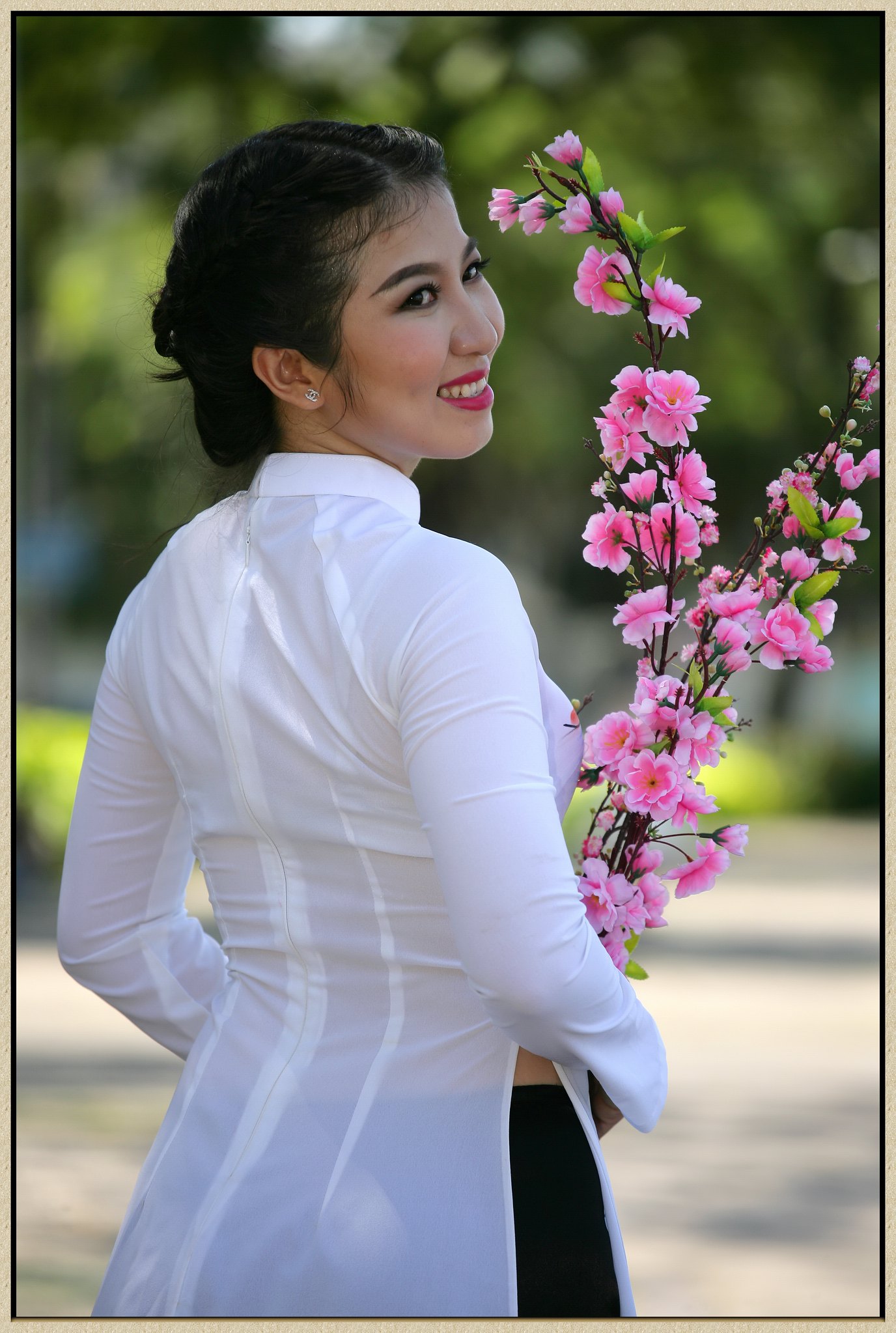 Vẻ đẹp áo dài trắng tinh tế hoa đào [ZT8DQL]