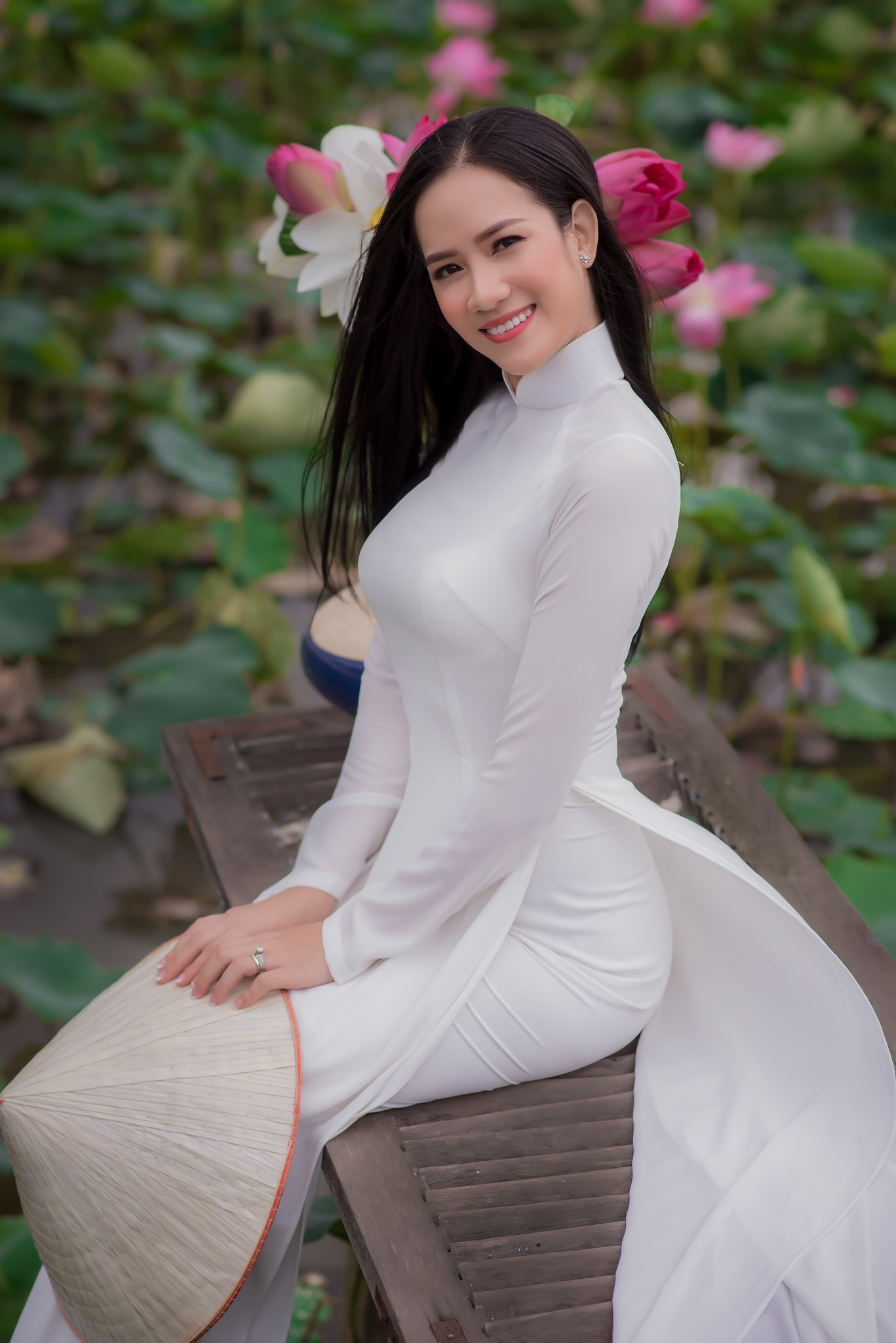 Áo dài trắng tà áo dài hoa sen nhẹ nhàng [EQJTGG]
