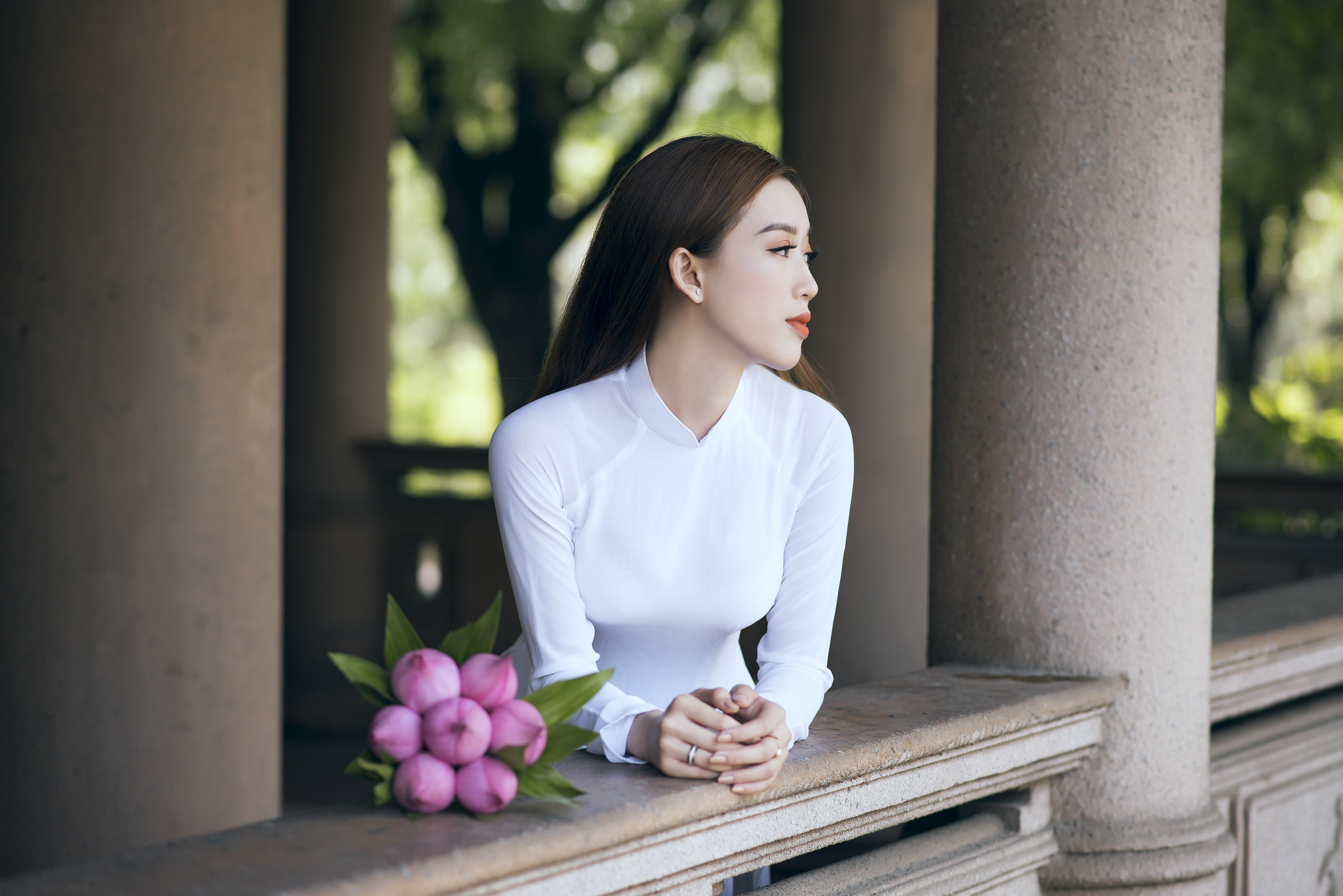 Hút hồn áo dài trắng hoa sen [VXMH5F]
